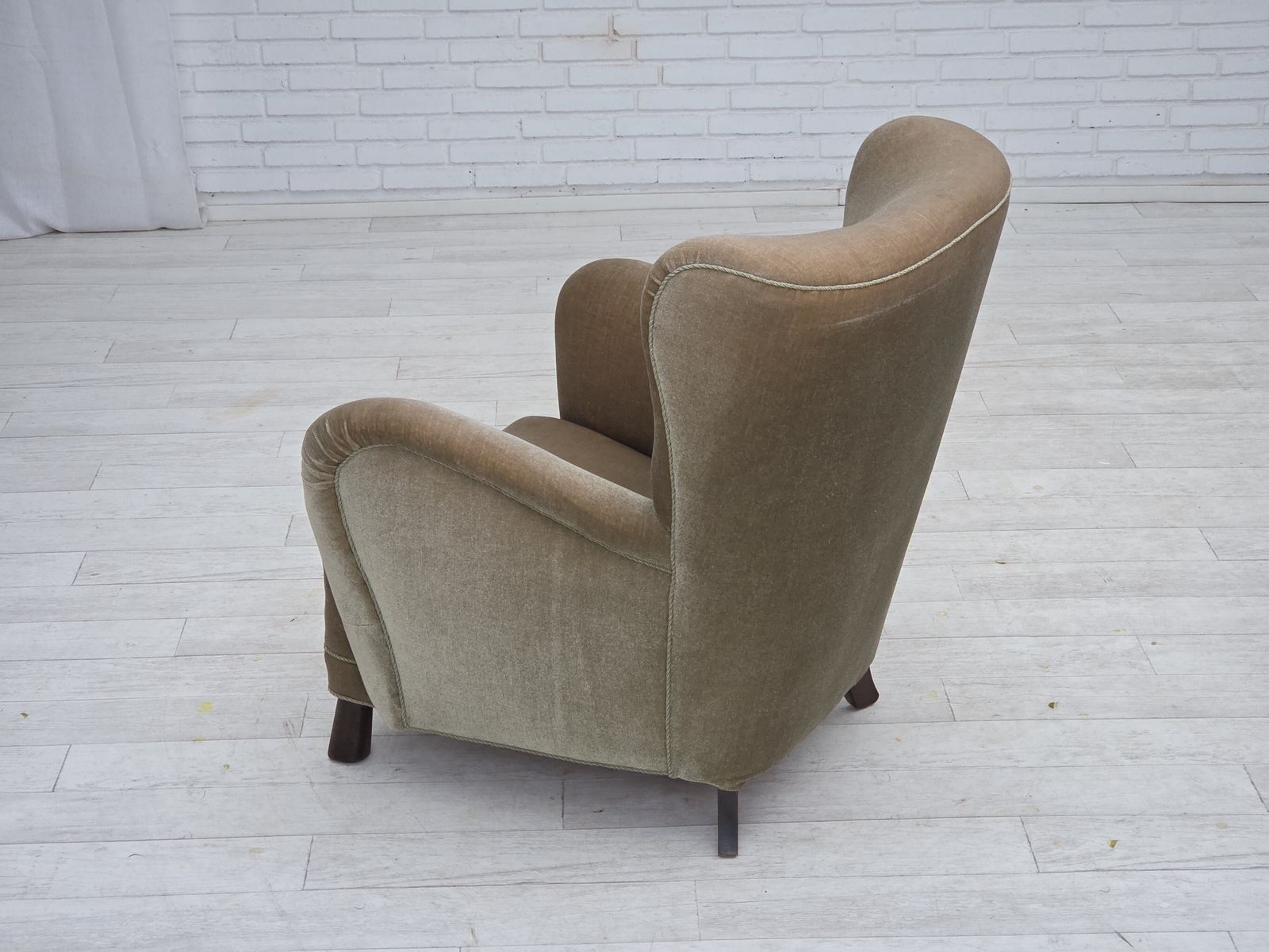 photo vinterior Ca. Jaren 1960, Deense Fauteuil, Groen Meubelvelours, Eikenhouten Poten.