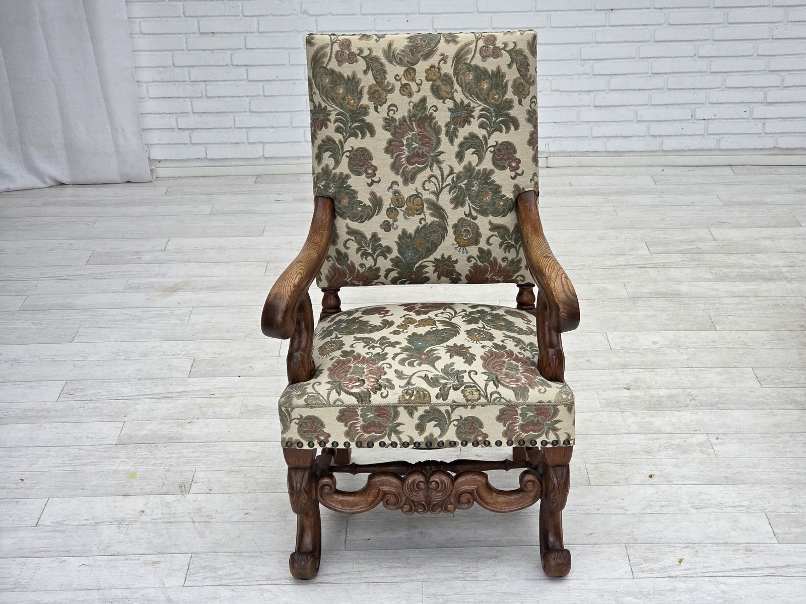 photo for sale Ca. Jaren 1950, Scandinavische Hoge Fauteuil, Meubelstof, Handgesneden Eikenhout.