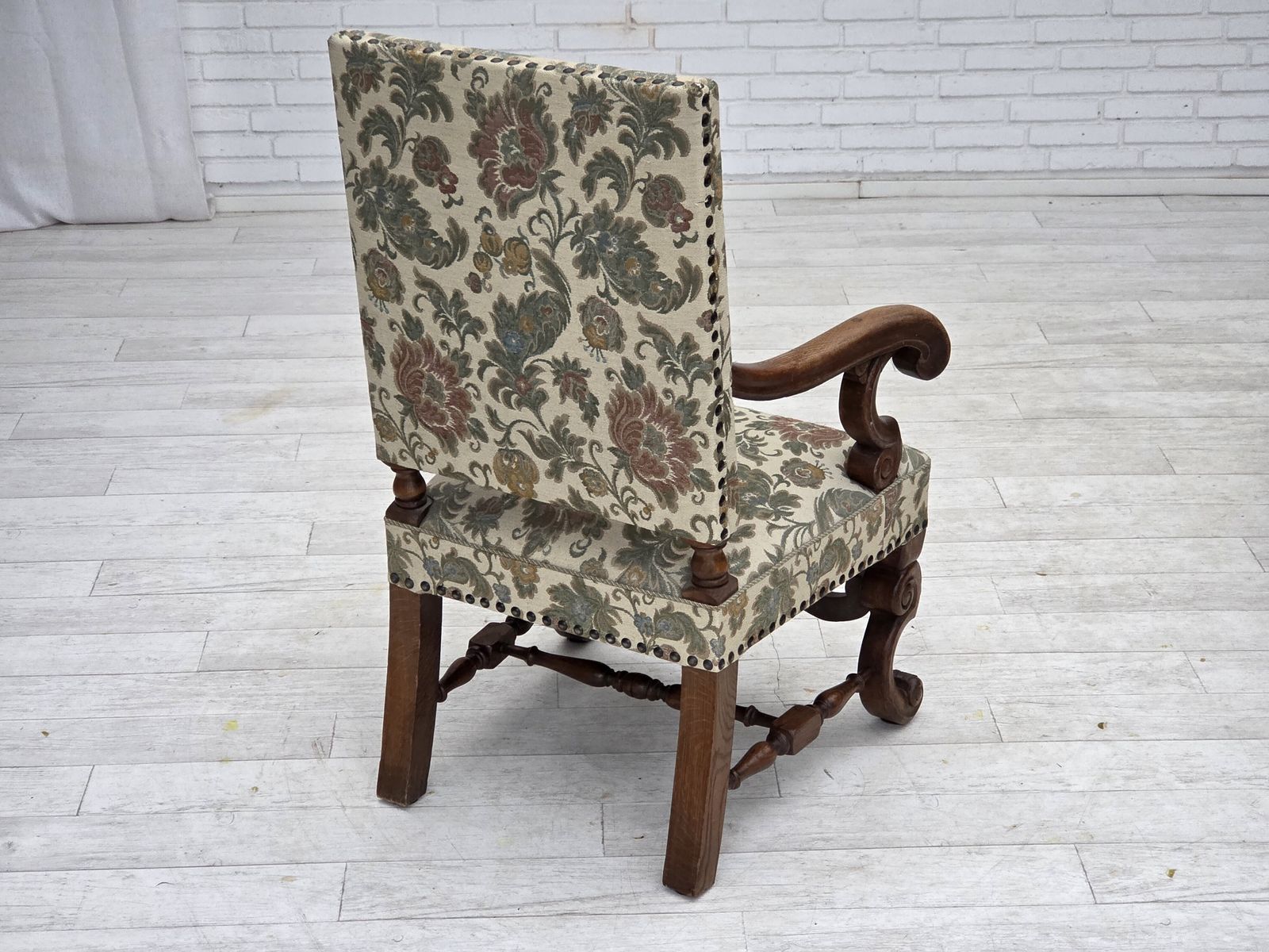 710.0 Ca. Jaren 1950, Scandinavische Hoge Fauteuil, Meubelstof, Handgesneden Eikenhout. photo