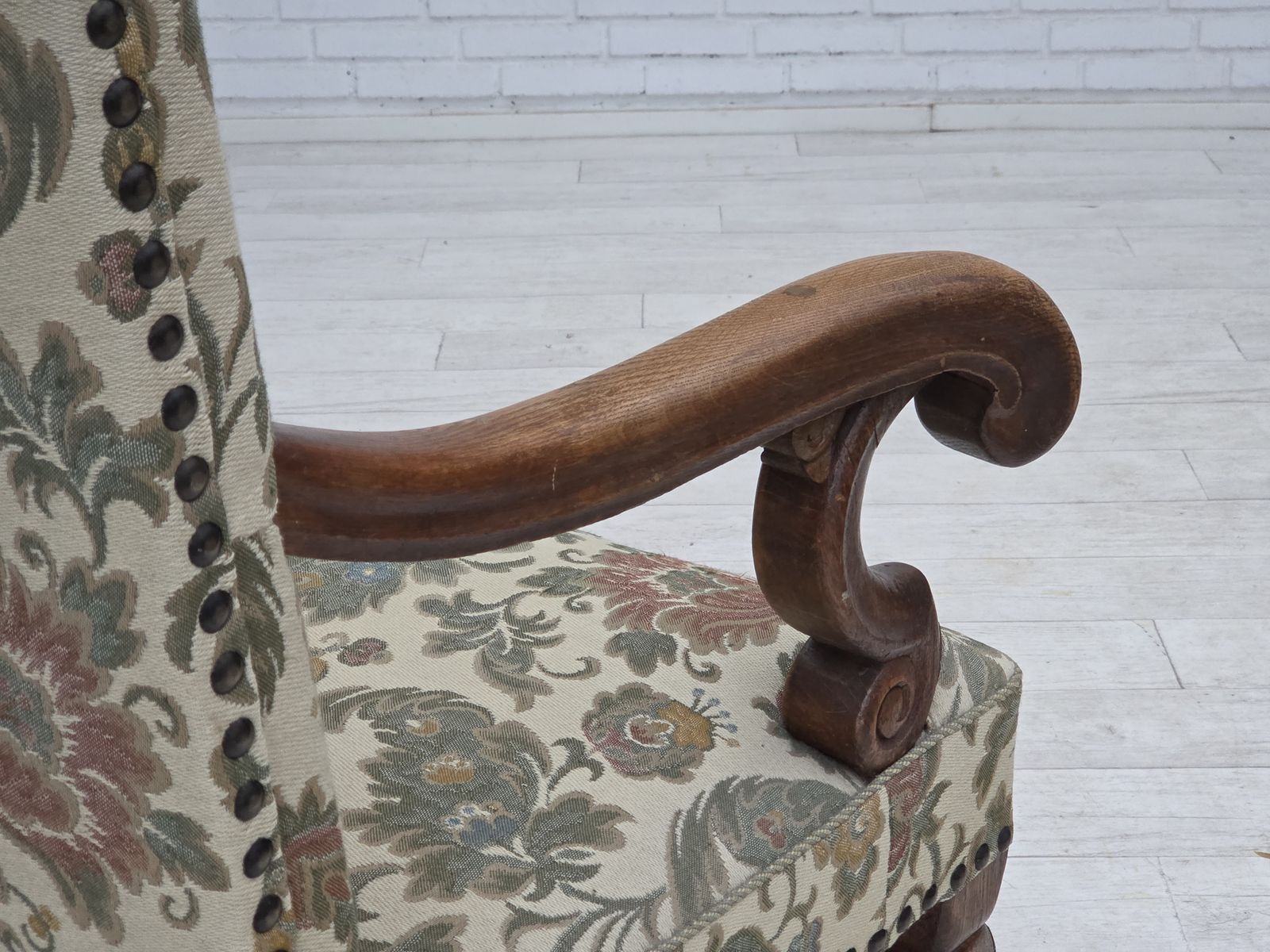 photo vinterior Ca. Jaren 1950, Scandinavische Hoge Fauteuil, Meubelstof, Handgesneden Eikenhout.