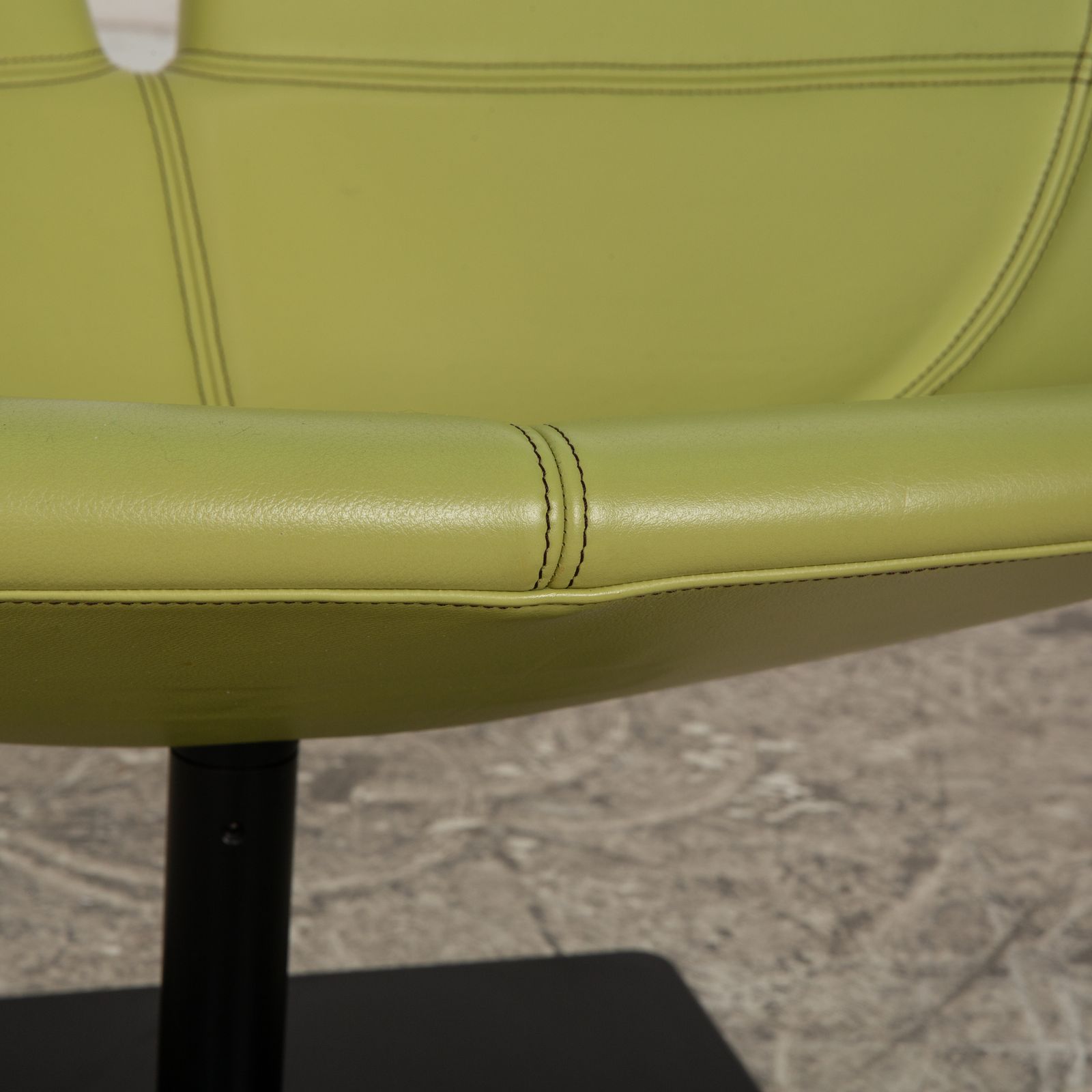 Fauteuil pivotant Moroso Fjord en cuir vert photo for sale