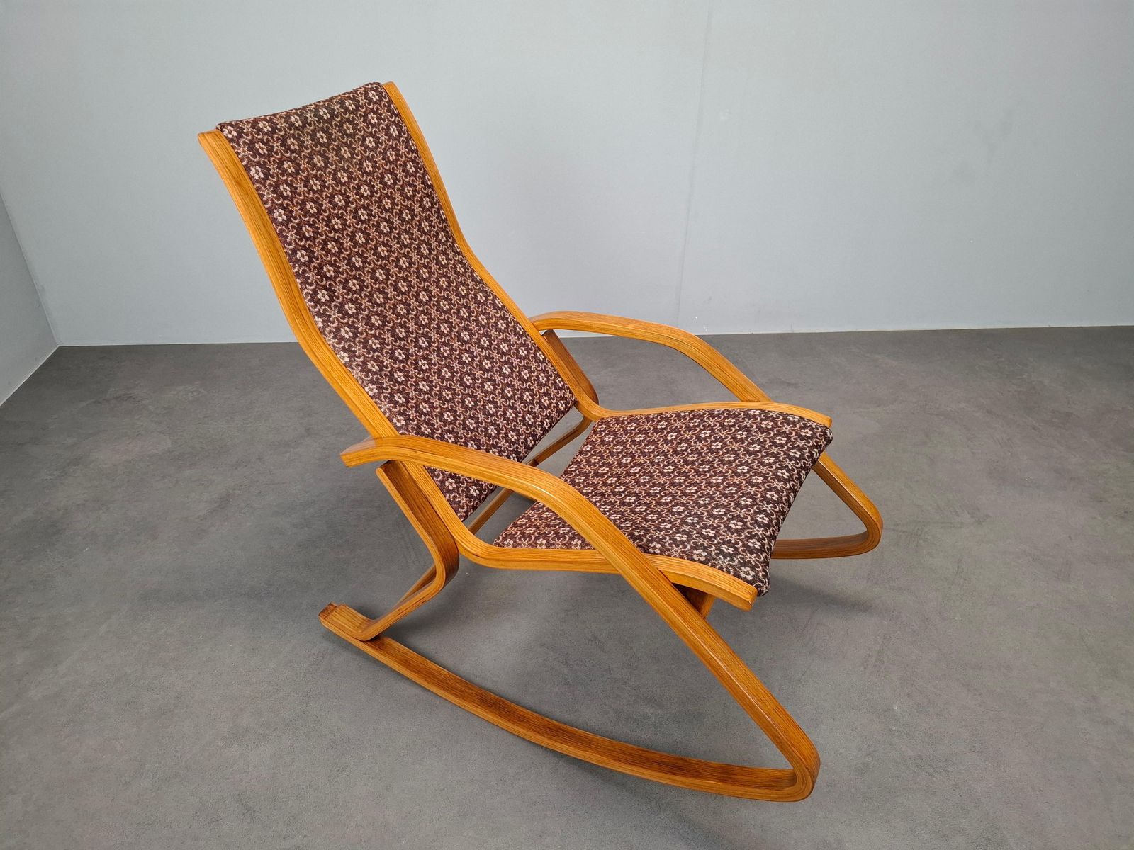 1930s Art Deco Czechoslovak Bentwood Rocking Chair With Original Upholstery photo furniture