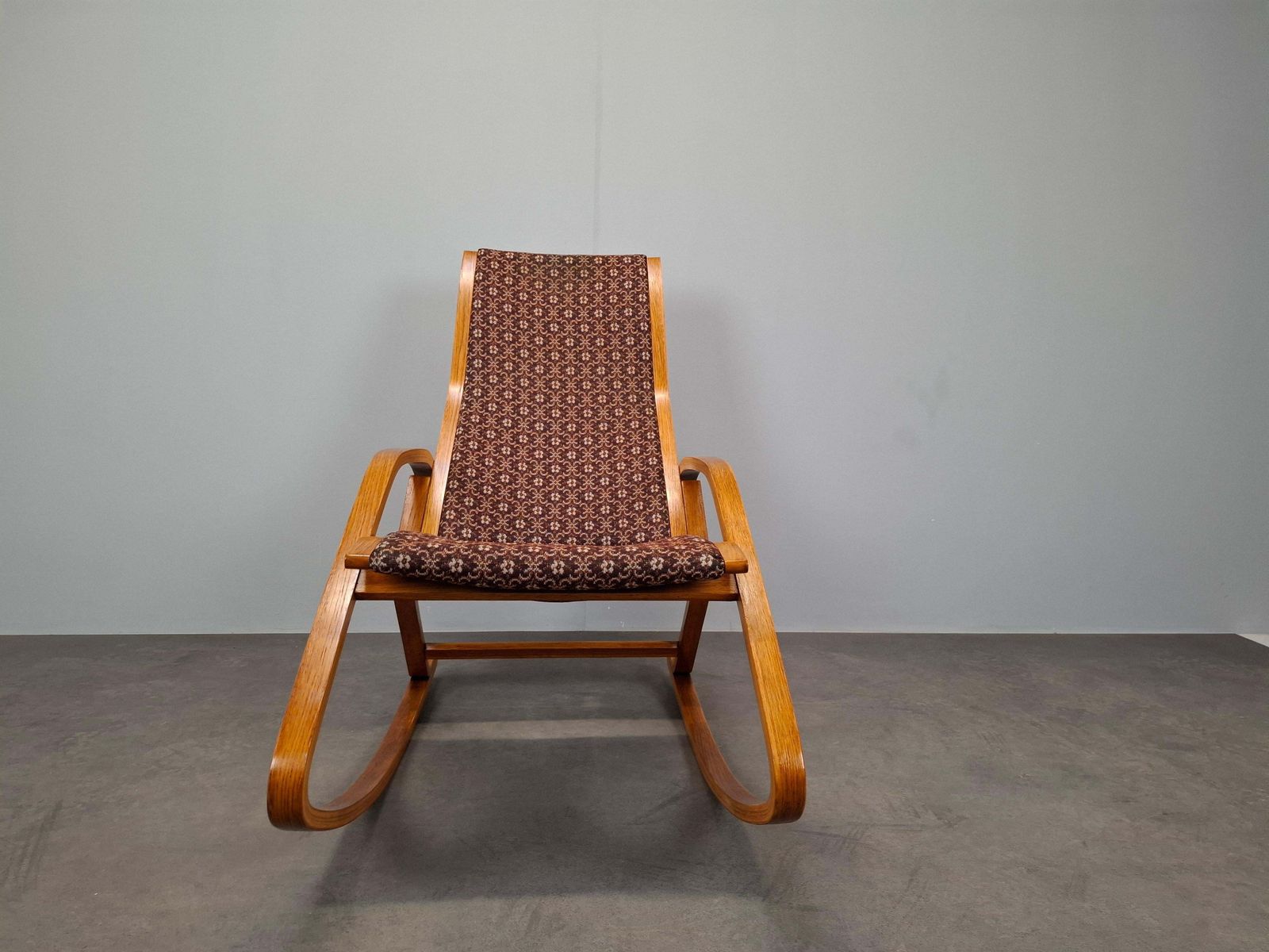 photo vinterior 1930s Art Deco Czechoslovak Bentwood Rocking Chair With Original Upholstery