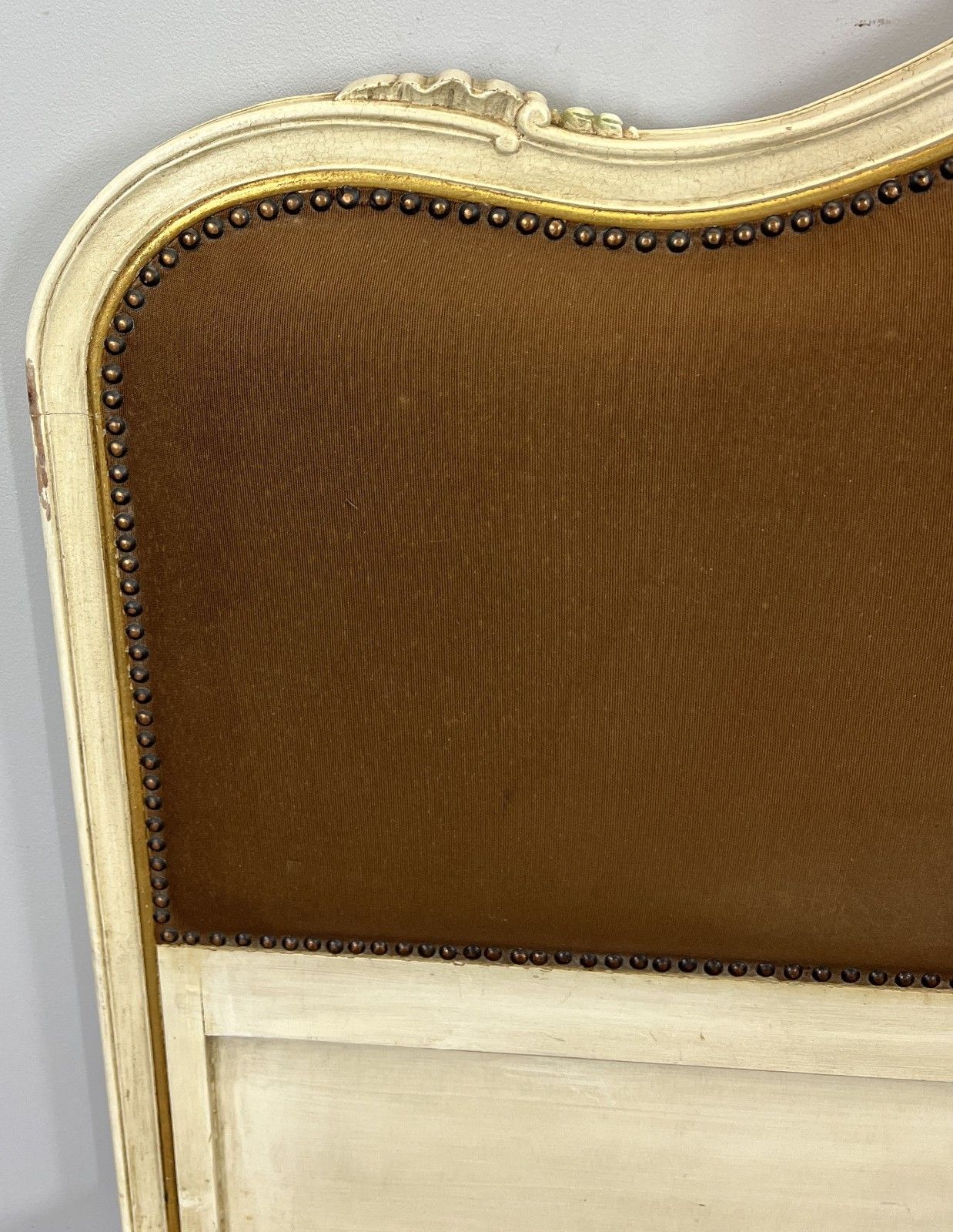 photo furniture Bed Vintage French Shabby Chic Upholstered King Size Bed Frame Lot 4816