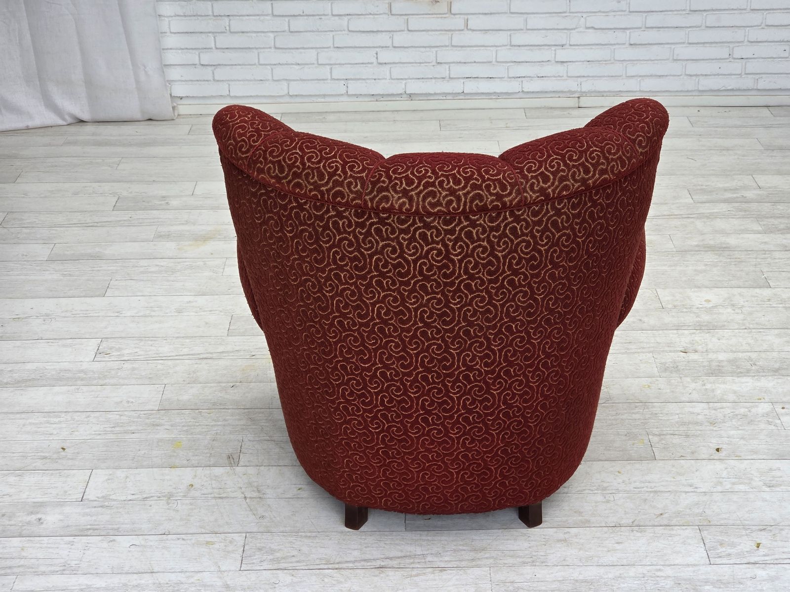 photo vintage 1960s, Danish Relax Armchair, Original Red Furniture Wool, Oak Wood Legs.