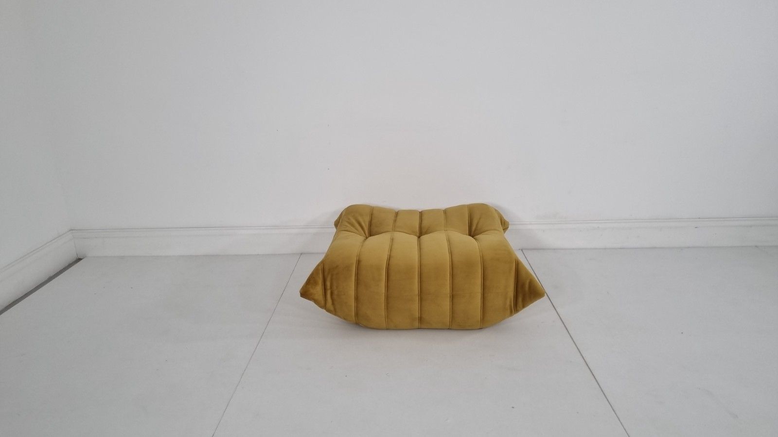 photo vintage Ligne Roset Togo Chair And Footstool In Bronze Gold Velvet Immaculate
