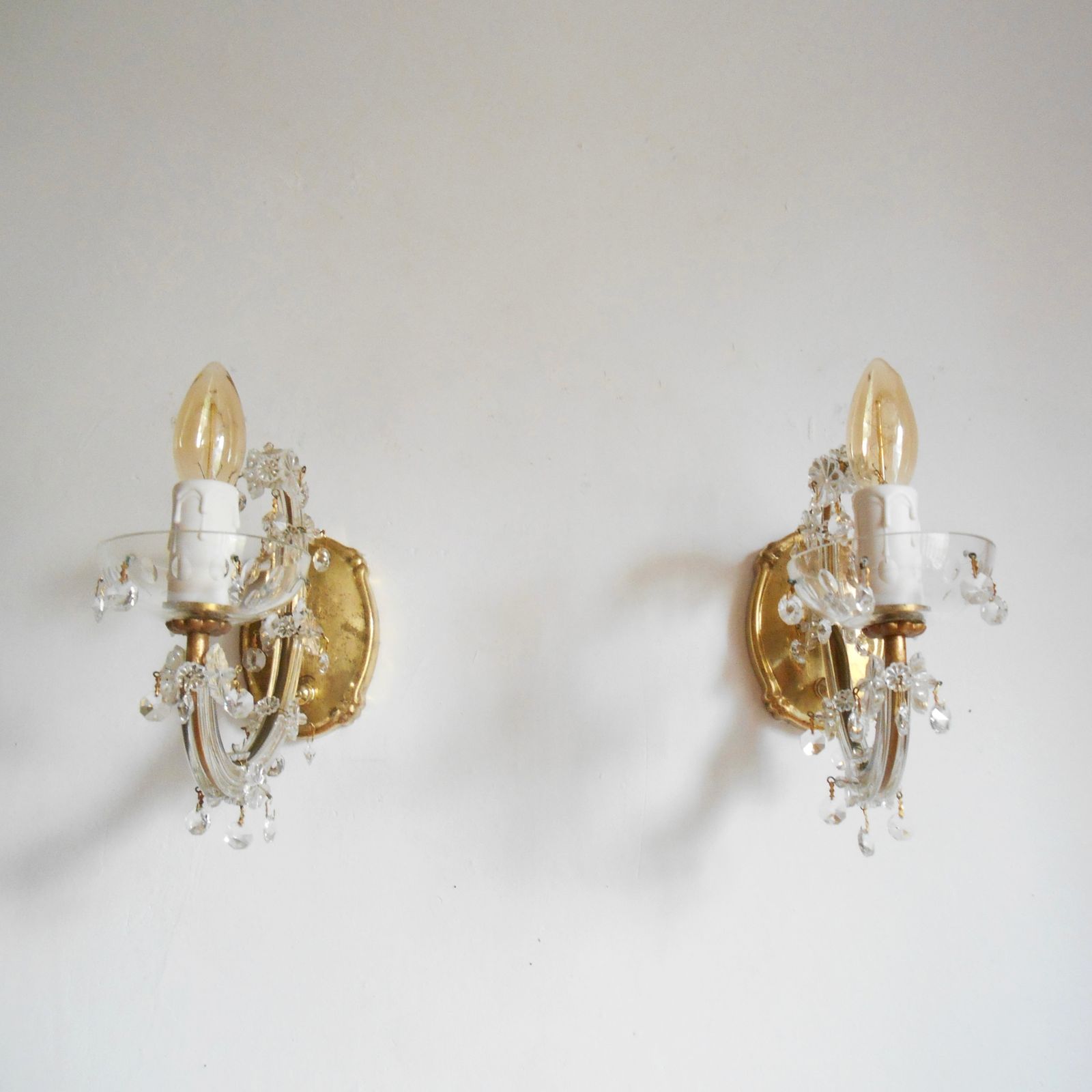 photo vintage A Pair Of Marie Therese Crystal Glass Wall Sconces