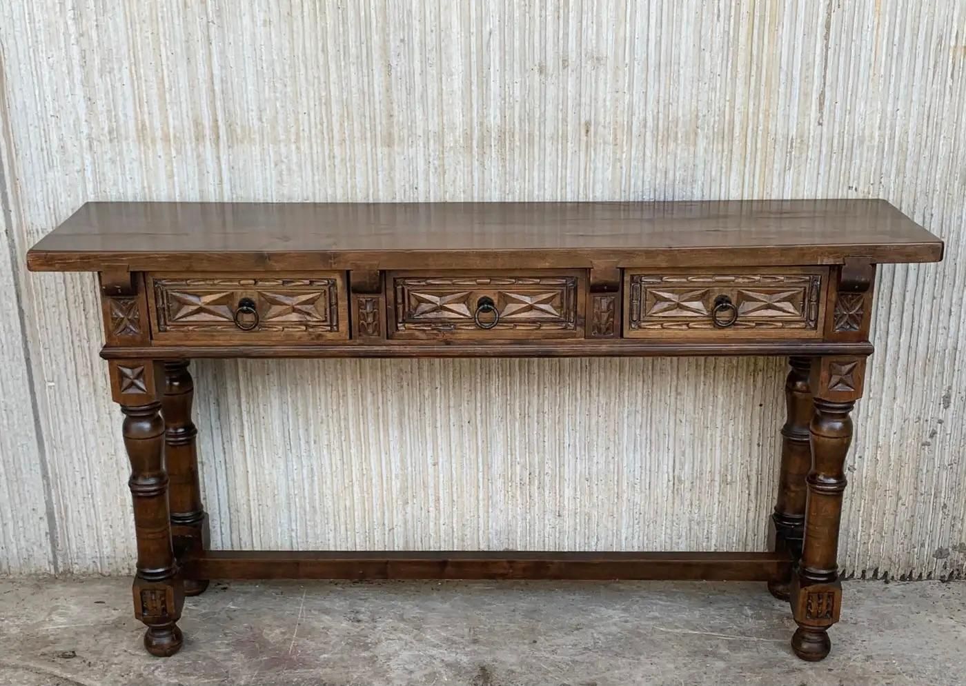 Console catalane en bois de noyer sculpté, début du XIXe siècle photo furniture