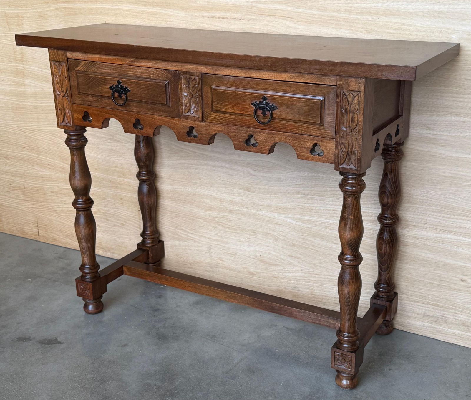 Console espagnole en noyer sombre sculpté, pieds cannelés, début du XXe siècle photo for sale