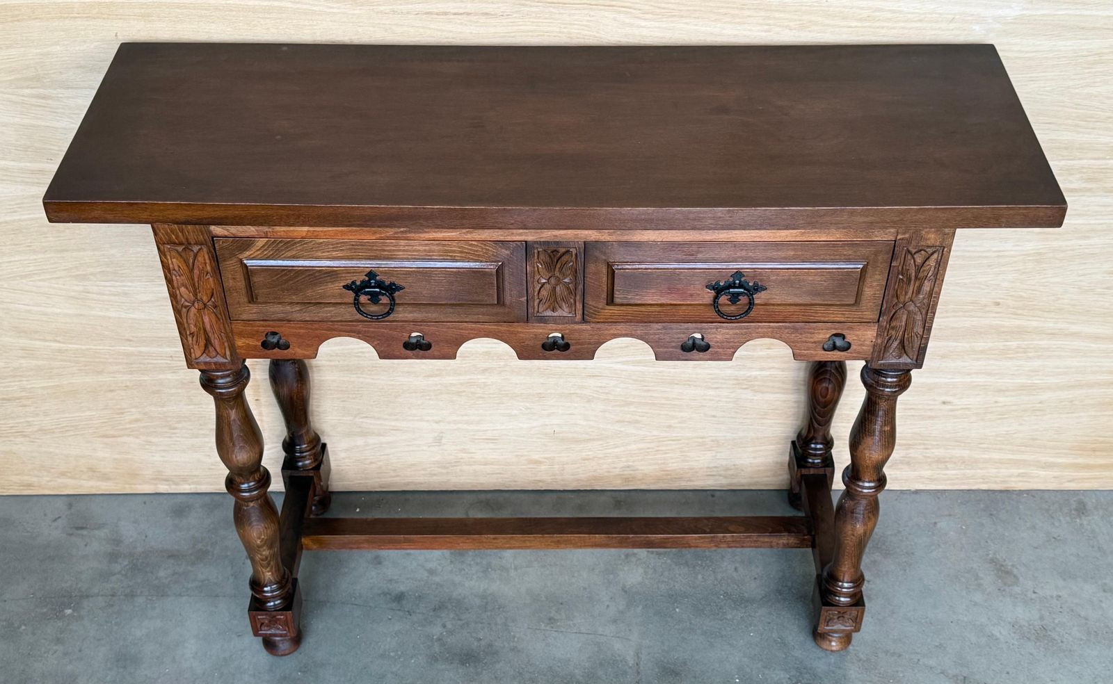 Console espagnole en noyer sombre sculpté, pieds cannelés, début du XXe siècle photo Mobilier