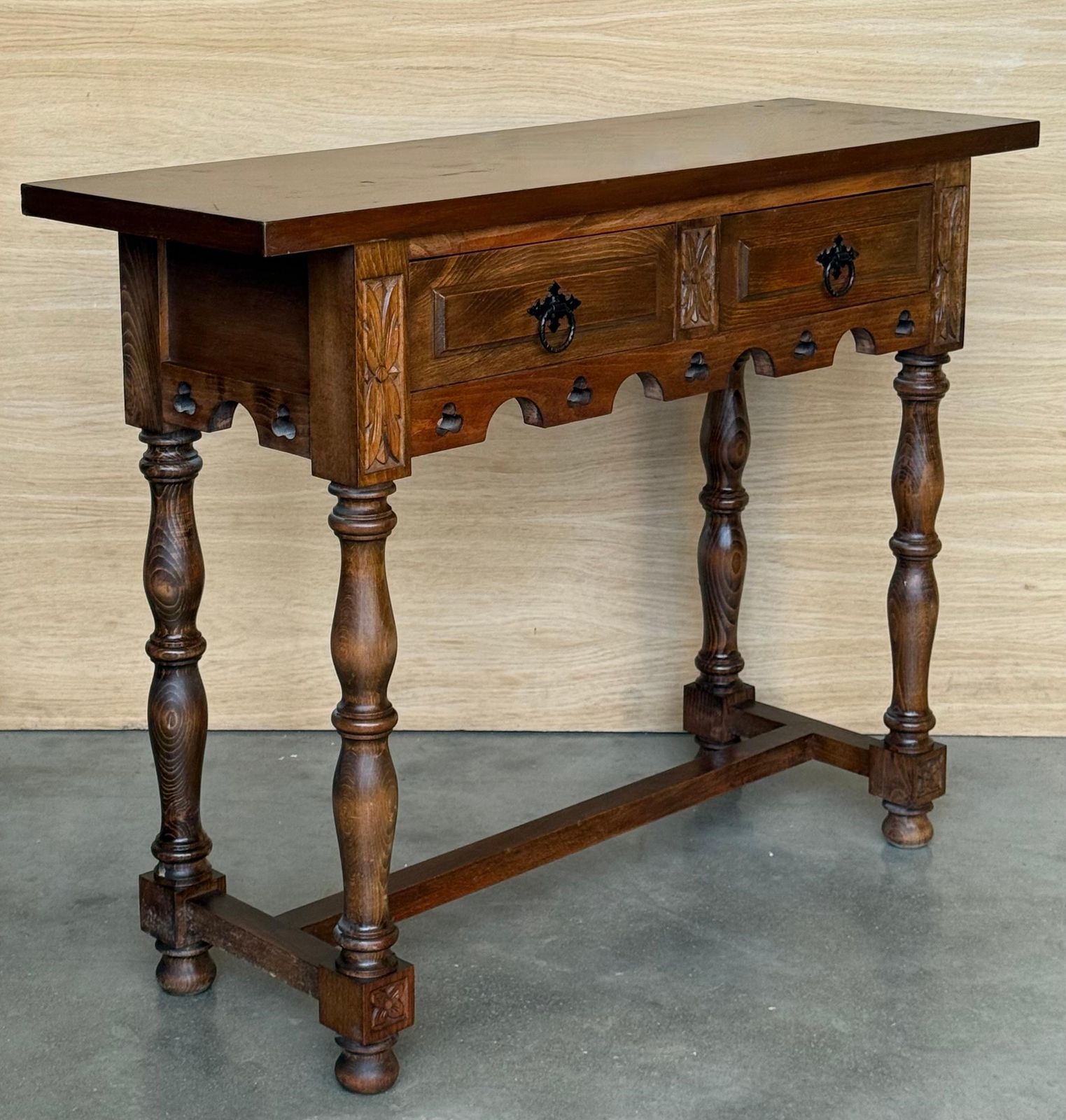 Console espagnole en noyer sombre sculpté, pieds cannelés, début du XXe siècle photo buy
