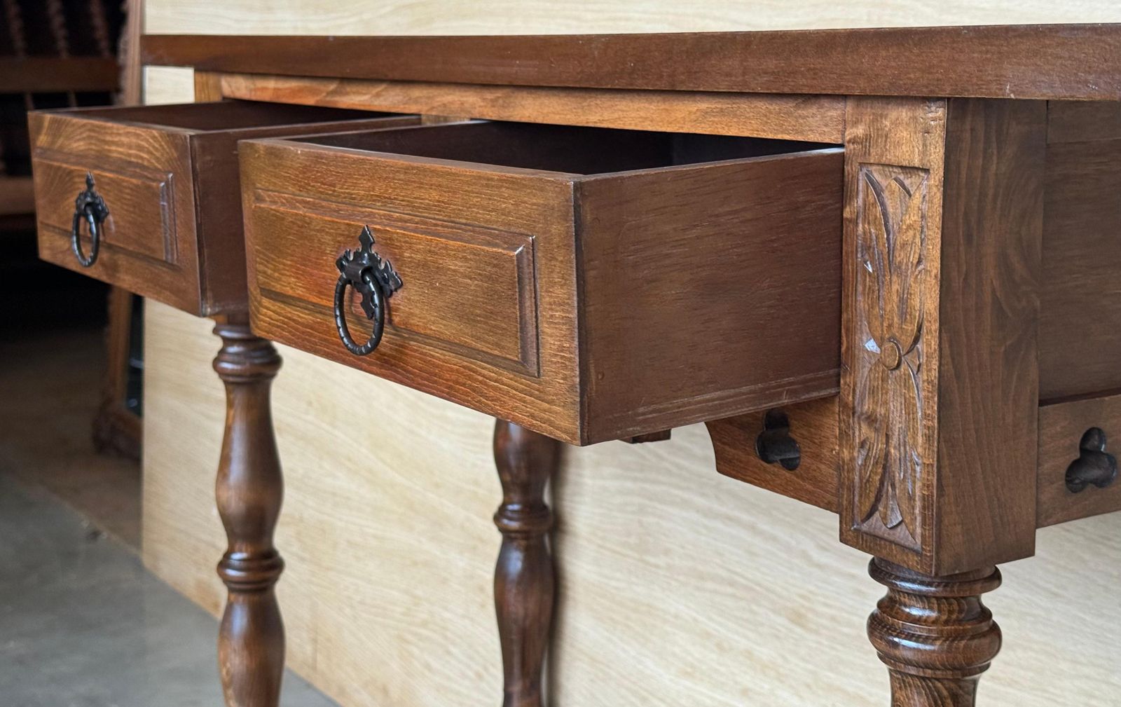 Mobilier Console espagnole en noyer sombre sculpté, pieds cannelés, début du XXe siècle photo