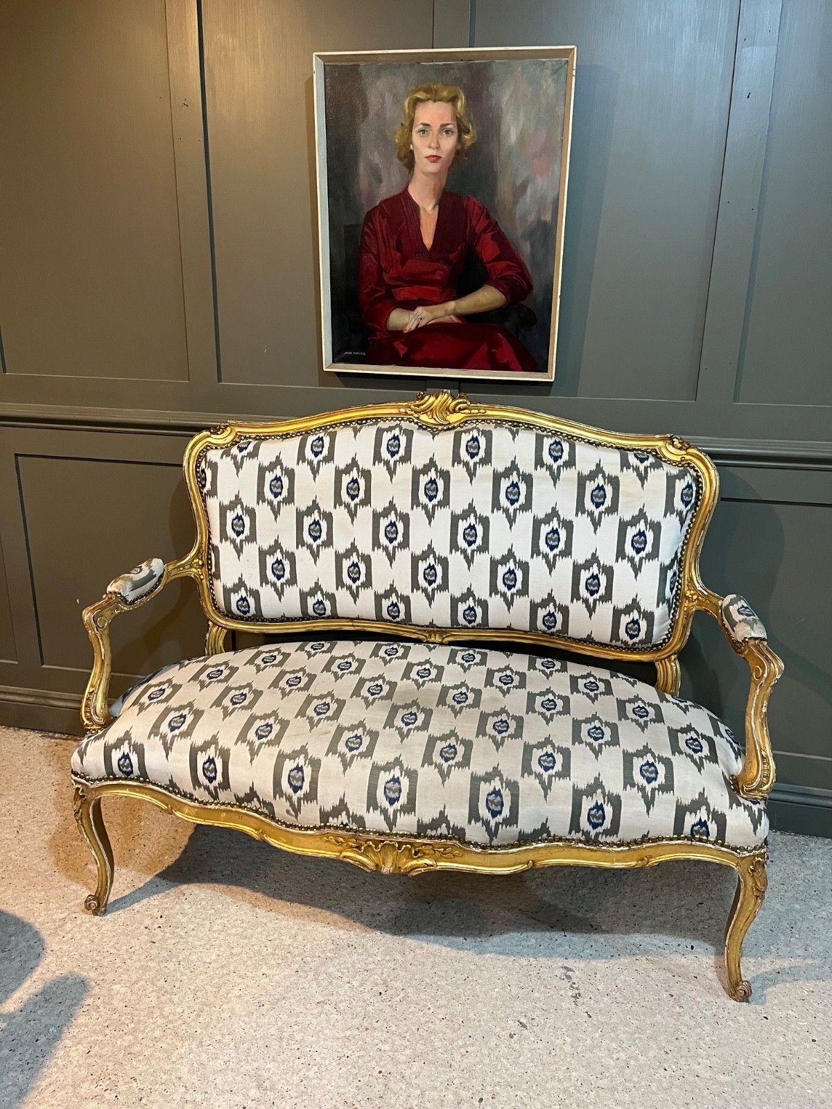 photo vintage Antique French Sofa In Gilded & Carved Wood Louis XV Style