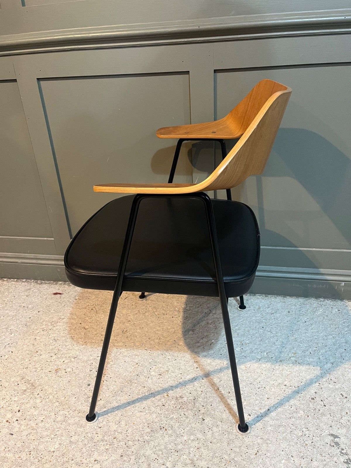 Robin Day 675 Chair photo vinterior