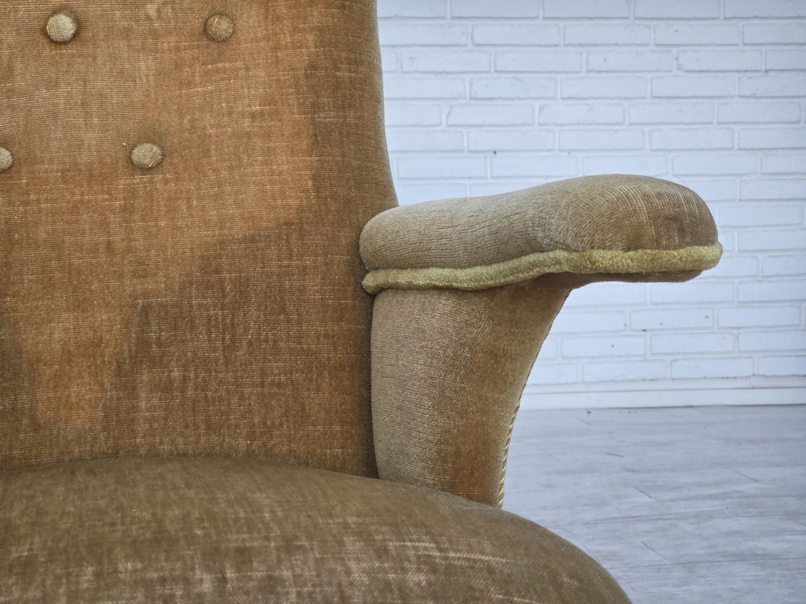 870.0 Ca. Jaren 1950, Deense Fauteuil, Meubelvelours, Essenhout Poten. photo
