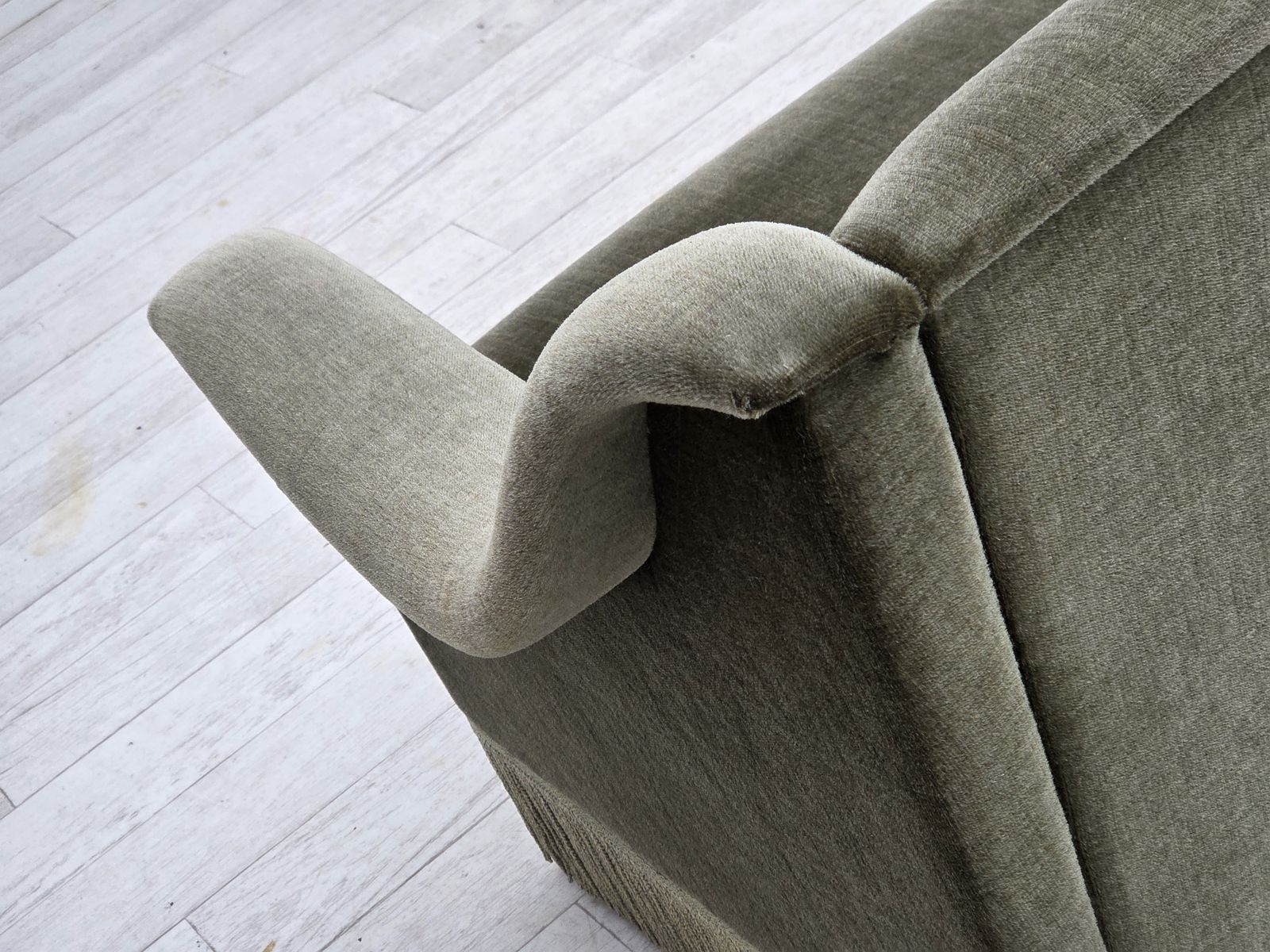 photo vintage 1970s, Danish 2 Seater Sofa, Green Furniture Velour, Beech Wood.