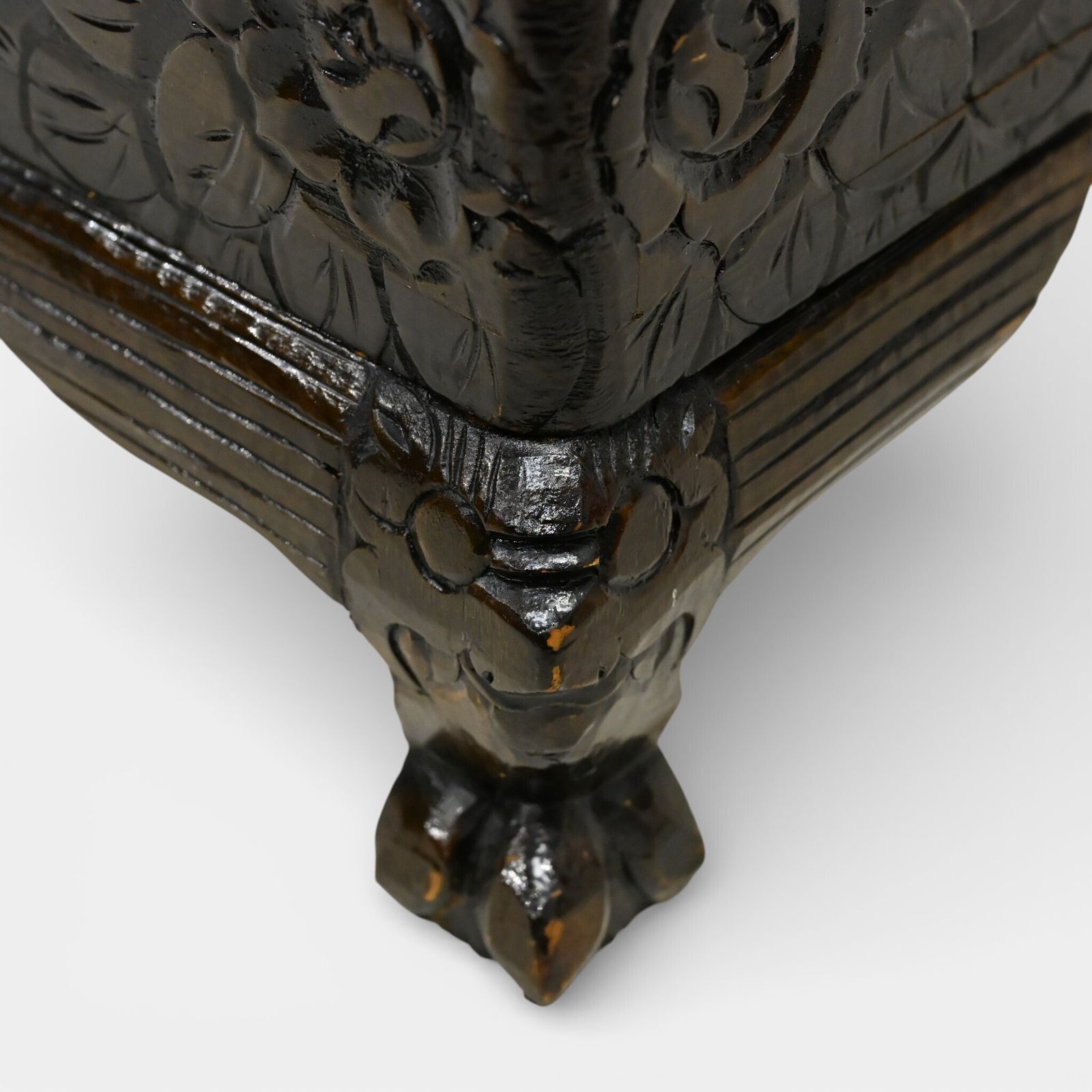 photo vintage Chinese Carved Chest Camphor Wood Fine Carvings H60cm X W104cm X D56cm