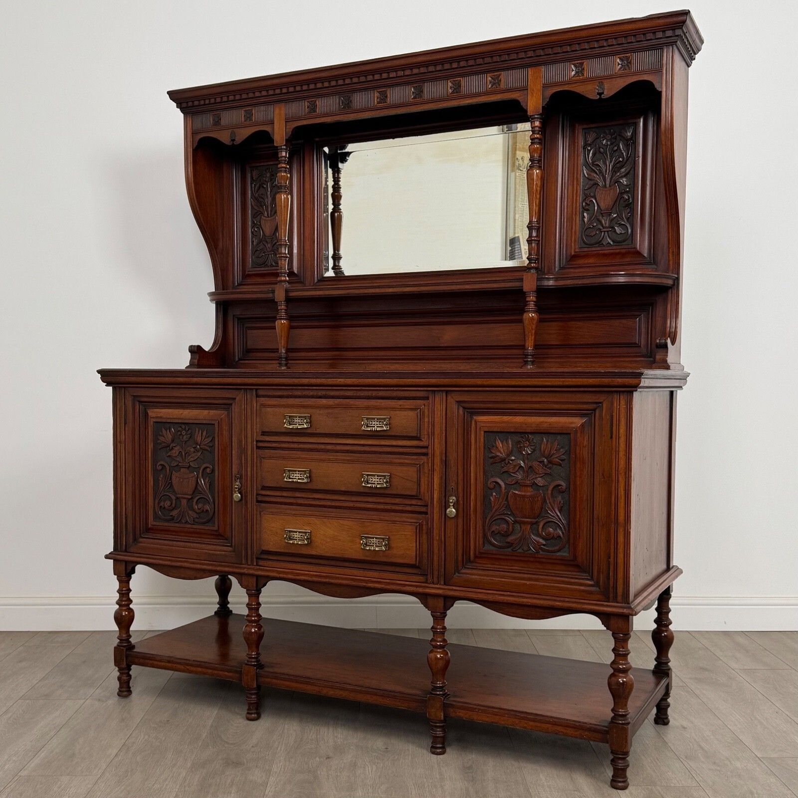 Antique 20th Century Fine Quality Sideboard In Walnut photo for sale