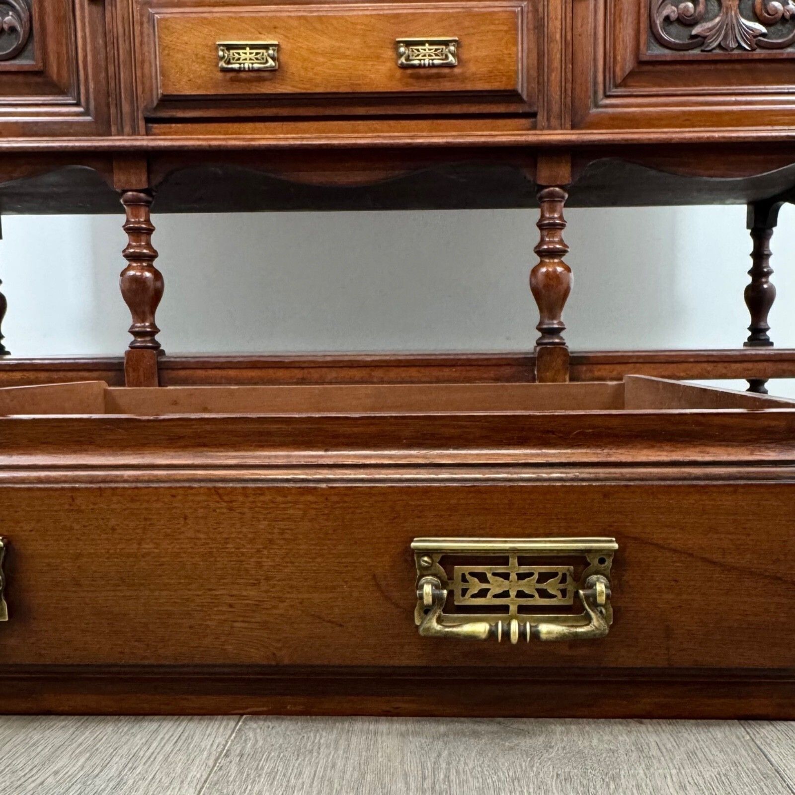 685.0 Antique 20th Century Fine Quality Sideboard In Walnut photo