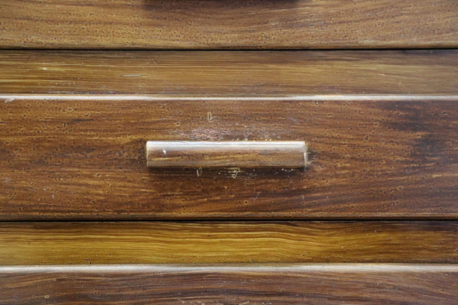 photo vinterior A Lovely Early 20th Century Narrow Pedestal Chest.