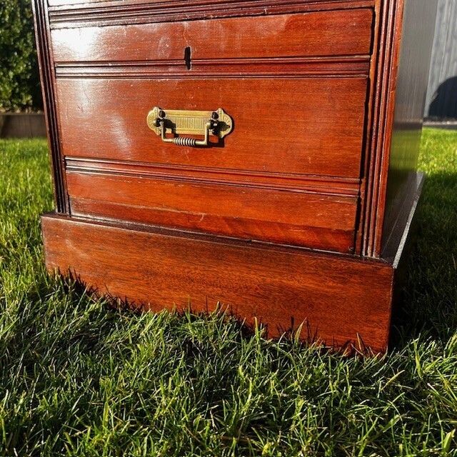 photo vinterior A Pair Of Late Victorian Period Mahogany Bedside Chests.