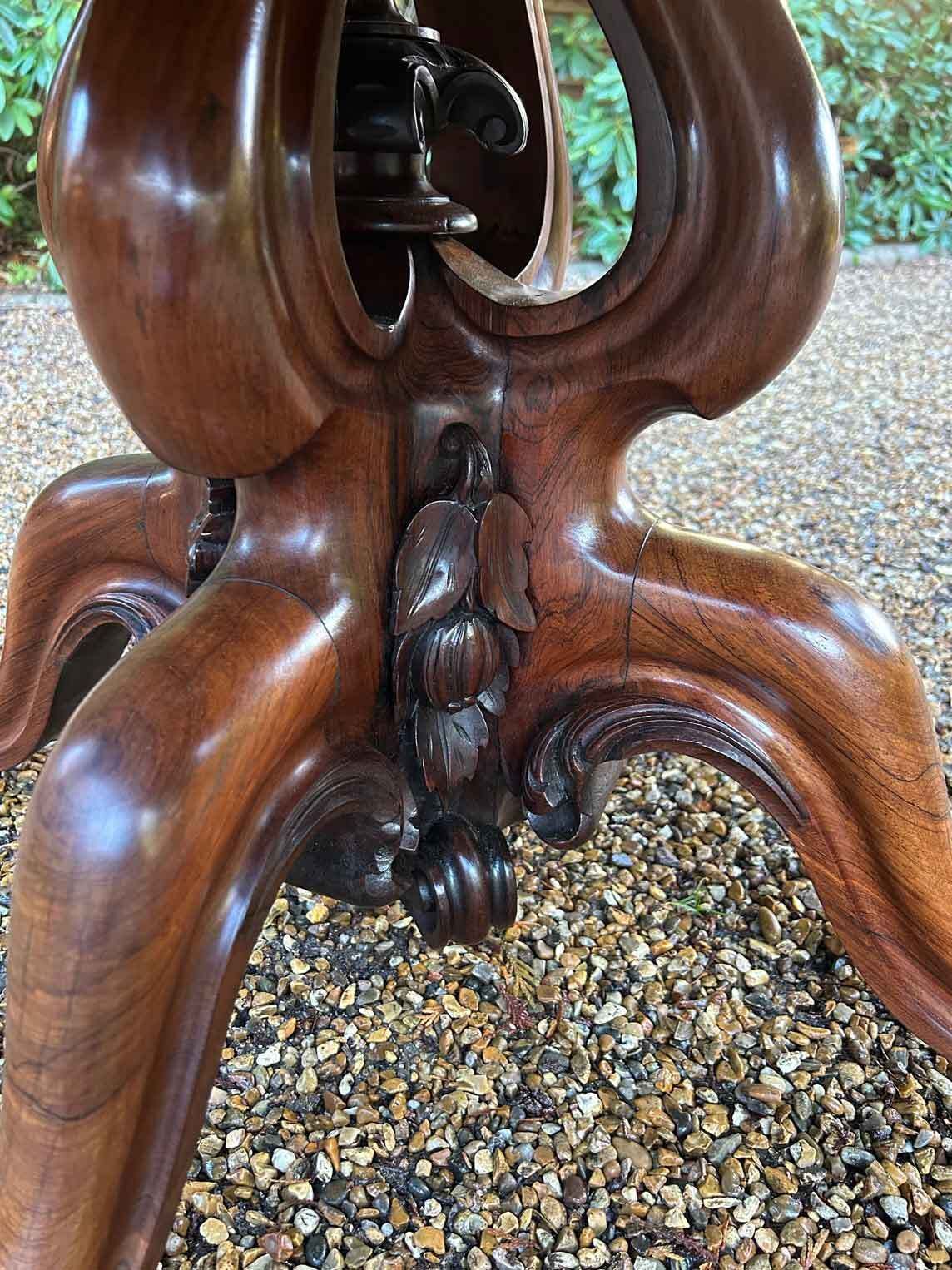 photo vintage William IV Rosewood Tilt Top Oval Serpentine Dining Table