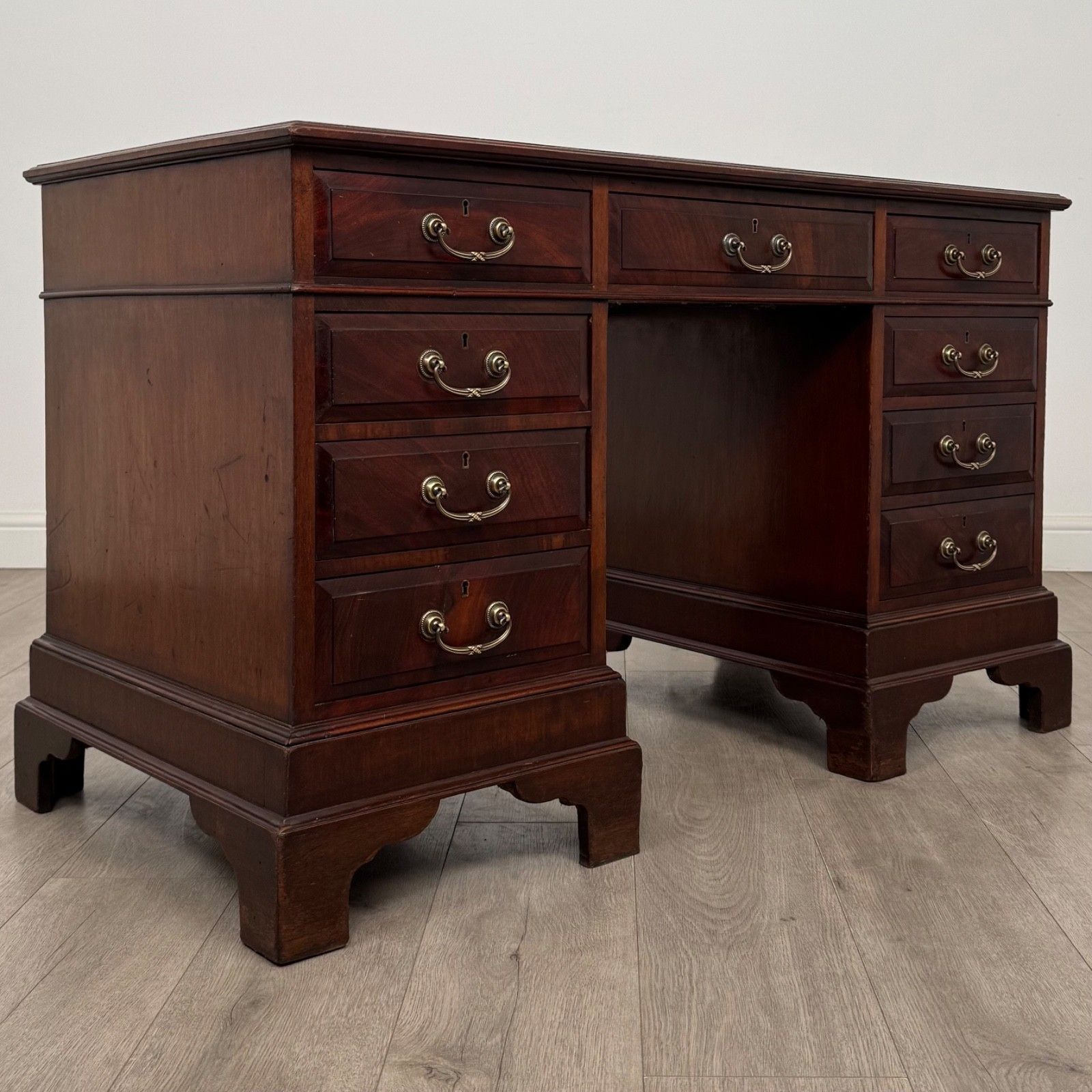 Antique 19th Century Fine Quality Pedestal Desk In Mahogany photo vintage