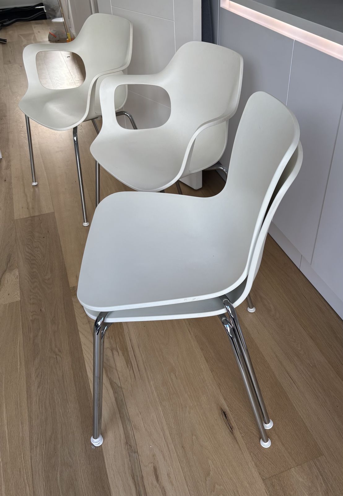 Original Vitra Hal White Chairs   2 Armchairs And 4 Chairs With No Arms