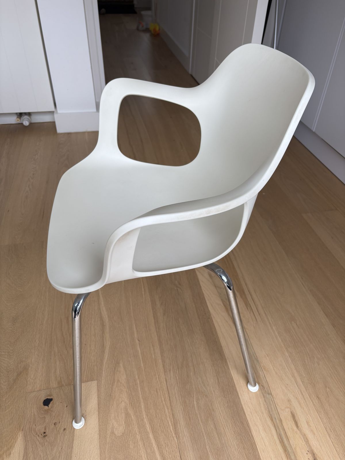 Original Vitra Hal White Chairs   2 Armchairs And 4 Chairs With No Arms photo furniture