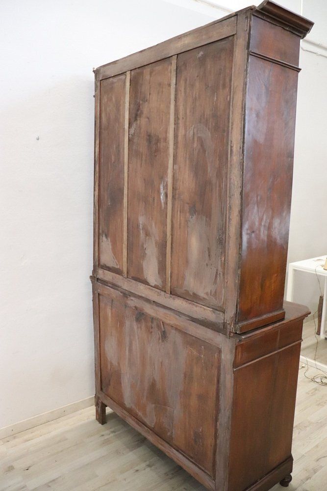 photo furniture Antique Mid 19th Century Sideboard In Walnut Veneer