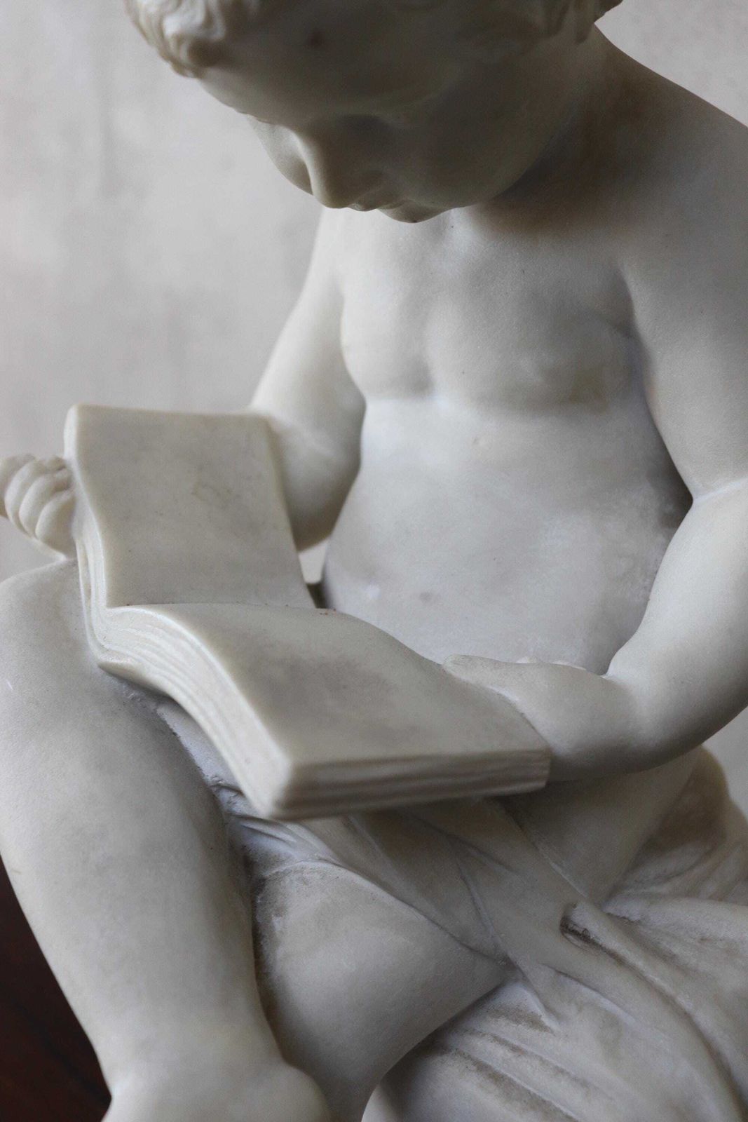 photo vinterior Classic Marble Statue Of A Reading Child Italian Neoclassical Sculpture Style (St.284)