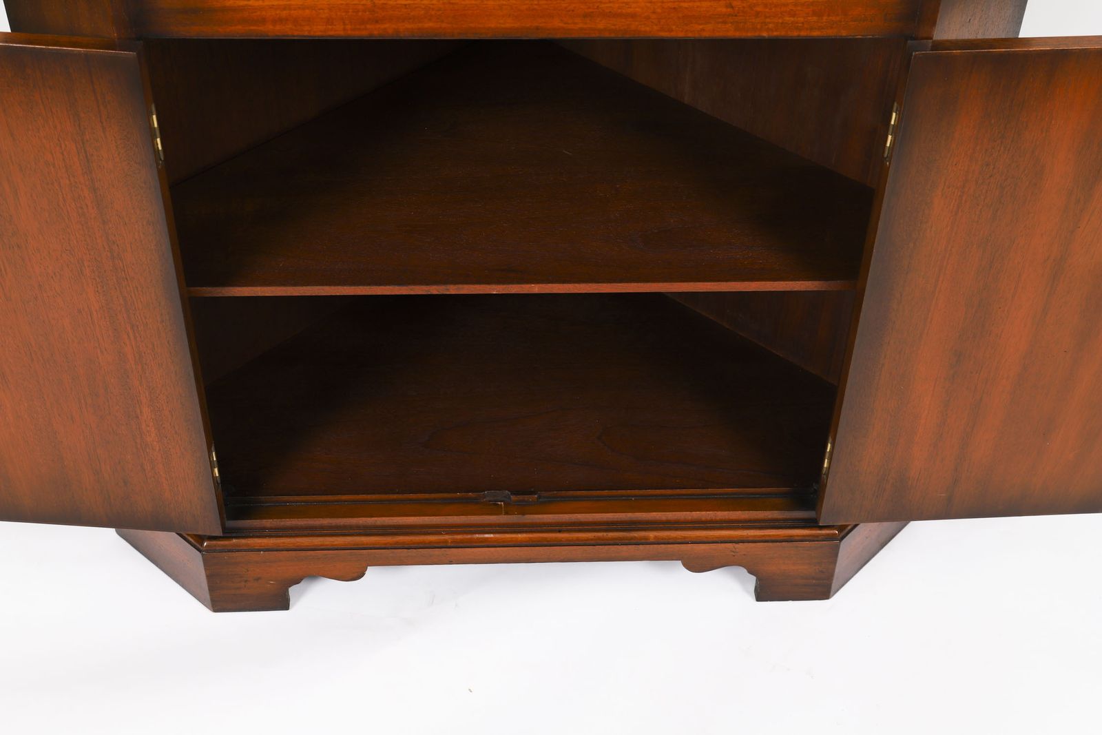 photo vintage Vintage English Flame Mahogany Corner Display Cabinet Retailed Harrods 20th C