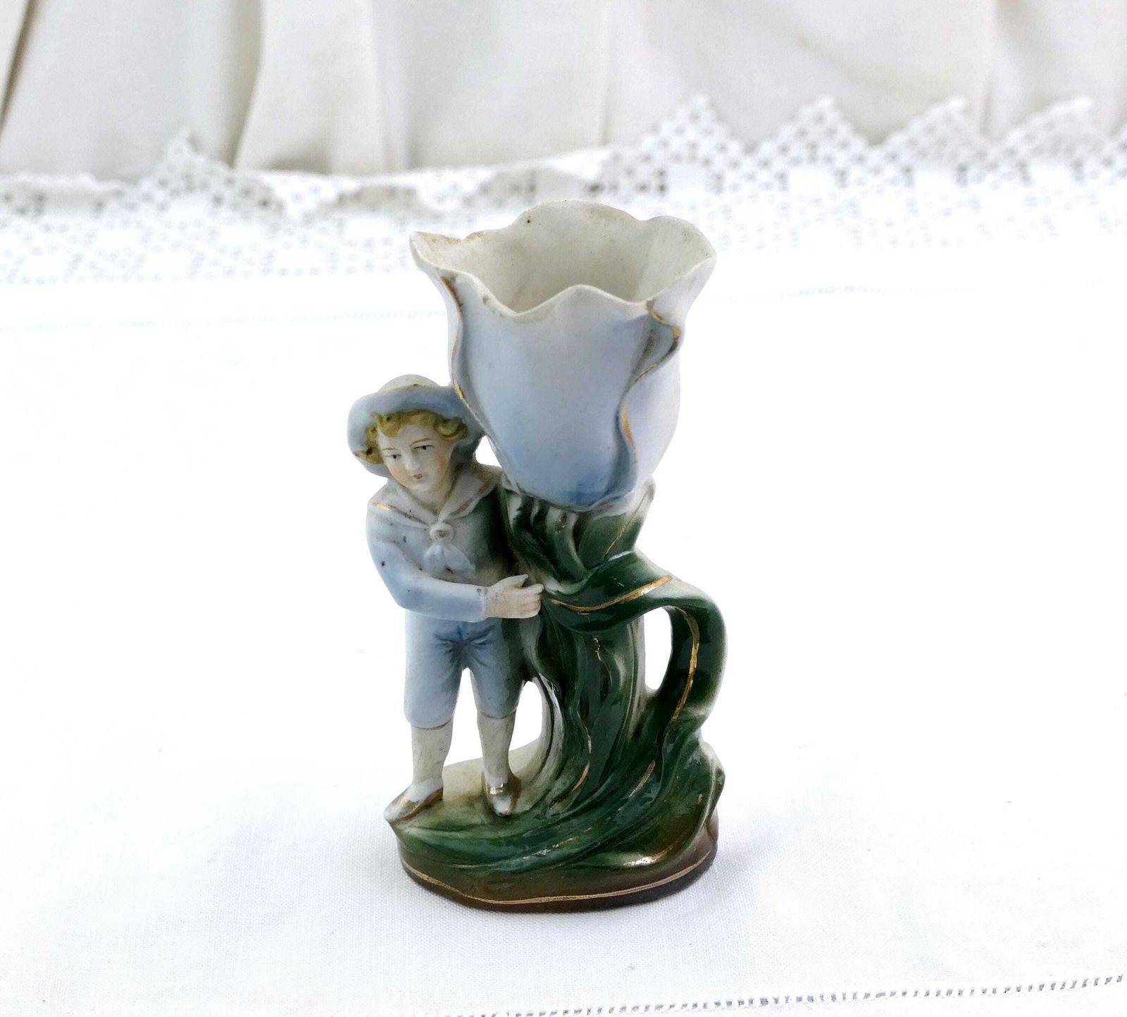 photo for sale Antiek Duits Biscuitporselein Beeldje – Jongen Met Grote Tulpvaas #2189 | Retro, Laat Victoriaans, Keramiek, Verzamelobject, Duitsland