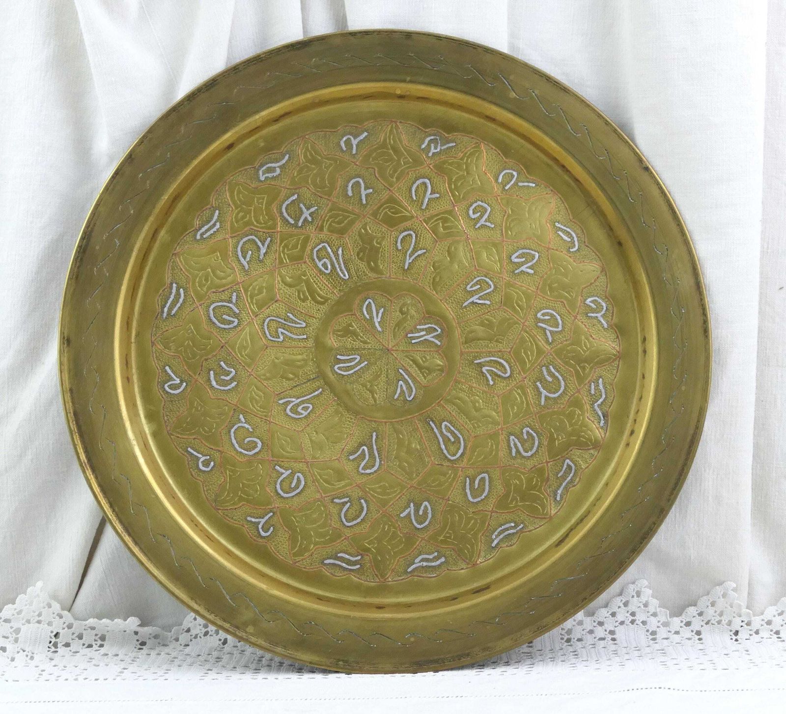 Antiek Rond Islamitisch Arabisch Dienblad Van Messing Met Ingelegd Metaalpatroon, Gegraveerd In Moorse Stijl Met Goudtint, Noord Afrika, Wandbord photo furniture