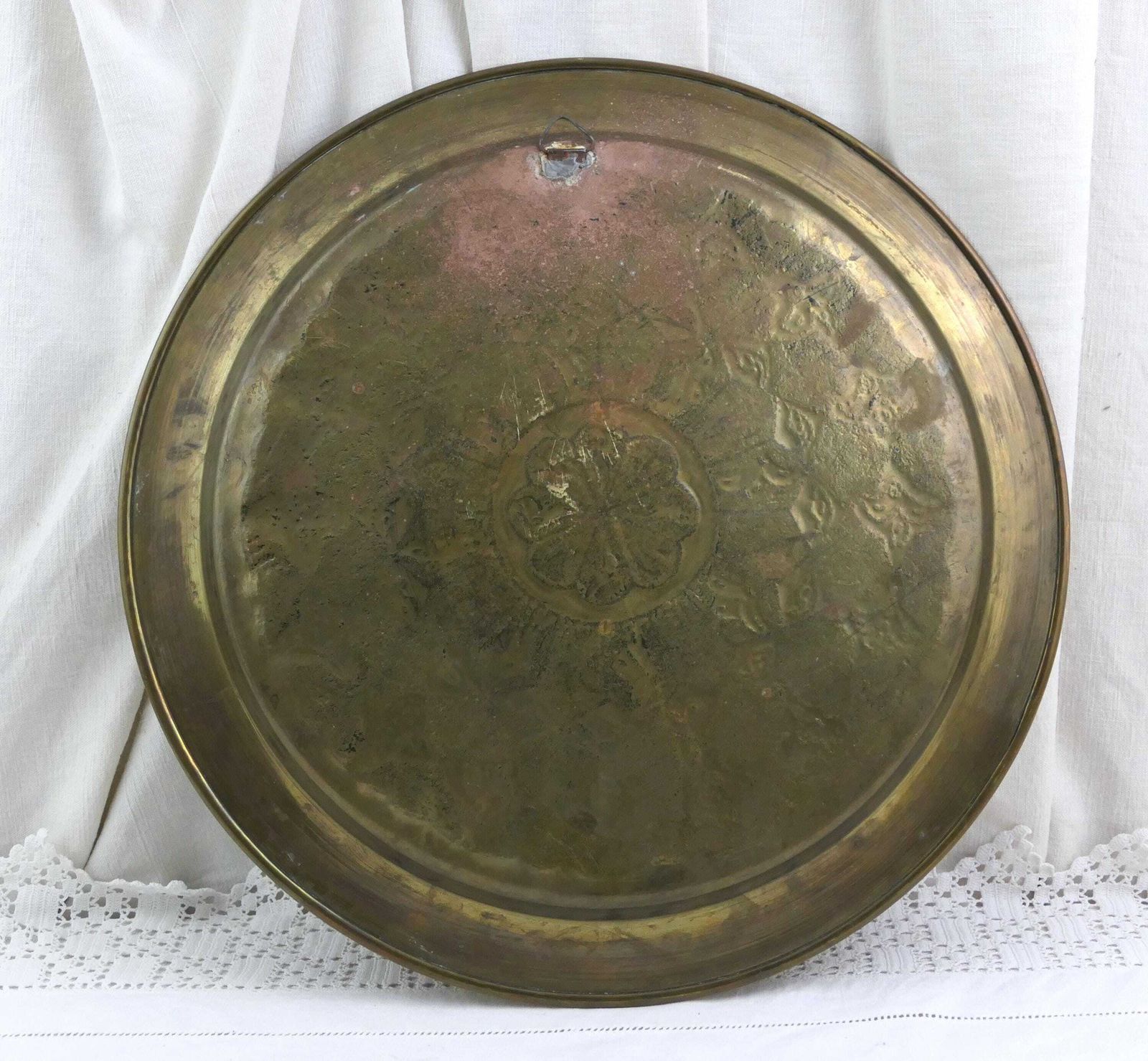 Antique Round Islamic Arabic Brass Tray With Inlayed Metal Pattern, Retro Moorish Engraved Gold Tone Platter From North Africa, Wall Charger photo vinterior