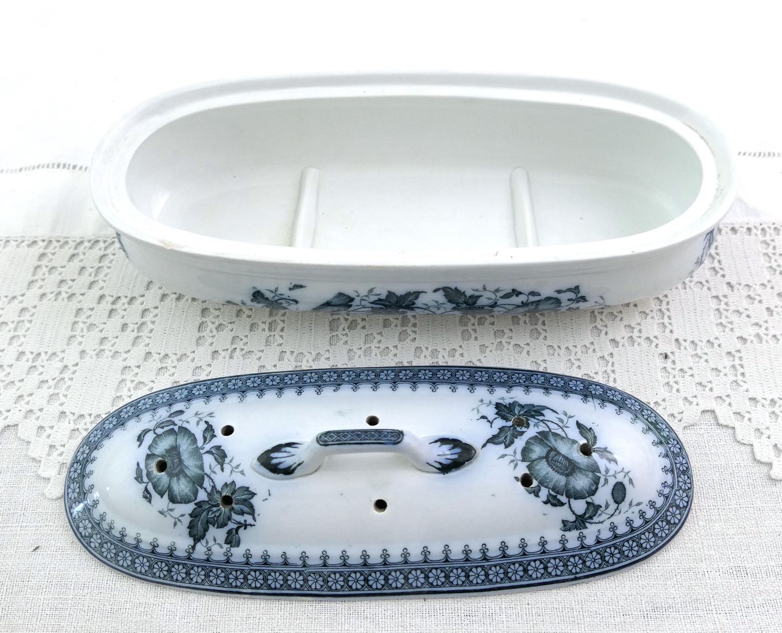 Antiek Frans Wit Porseleinen Tandenborstelhouder Met Blauw Klaprozenpatroon, Retro Scheermeshouder Van Aardewerk Uit Frankrijk, Te Gebruiken Als Pennenhouder photo vintage