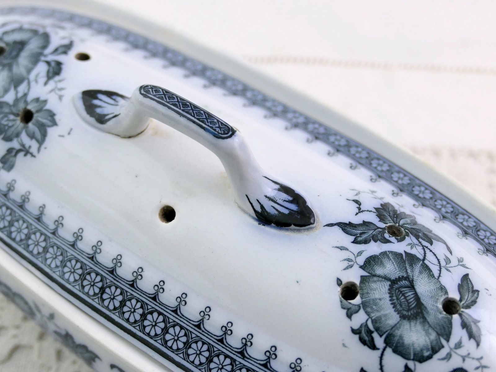 photo for sale Antiek Frans Wit Porseleinen Tandenborstelhouder Met Blauw Klaprozenpatroon, Retro Scheermeshouder Van Aardewerk Uit Frankrijk, Te Gebruiken Als Pennenhouder