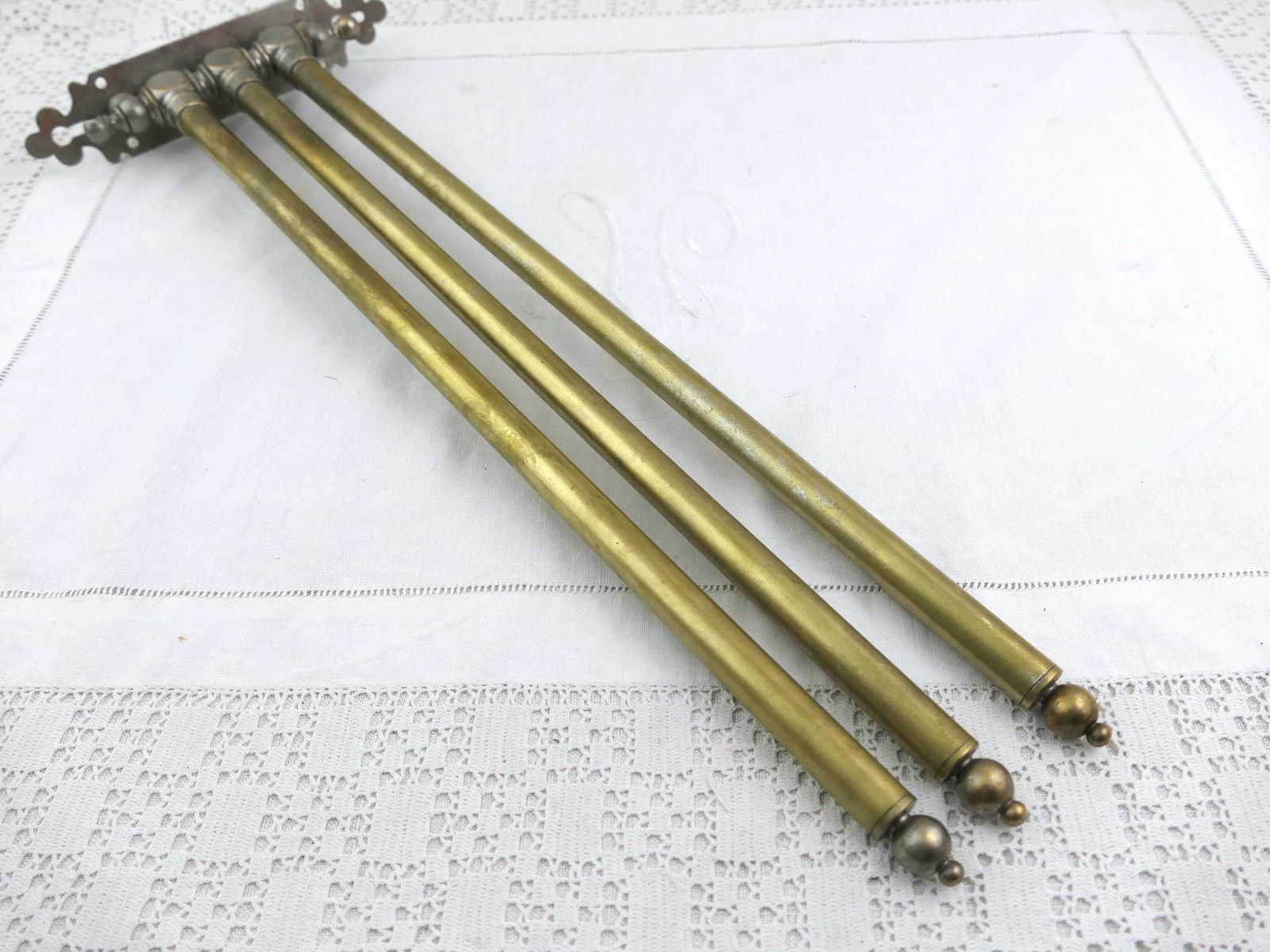 Grote Antieke Franse Draaibare Wandhanddoekhouder Met 3 Stangen, Met Gebruikssporen – Retro Badkameraccessoire Uit Frankrijk, Ook Geschikt Voor De Keuken photo furniture