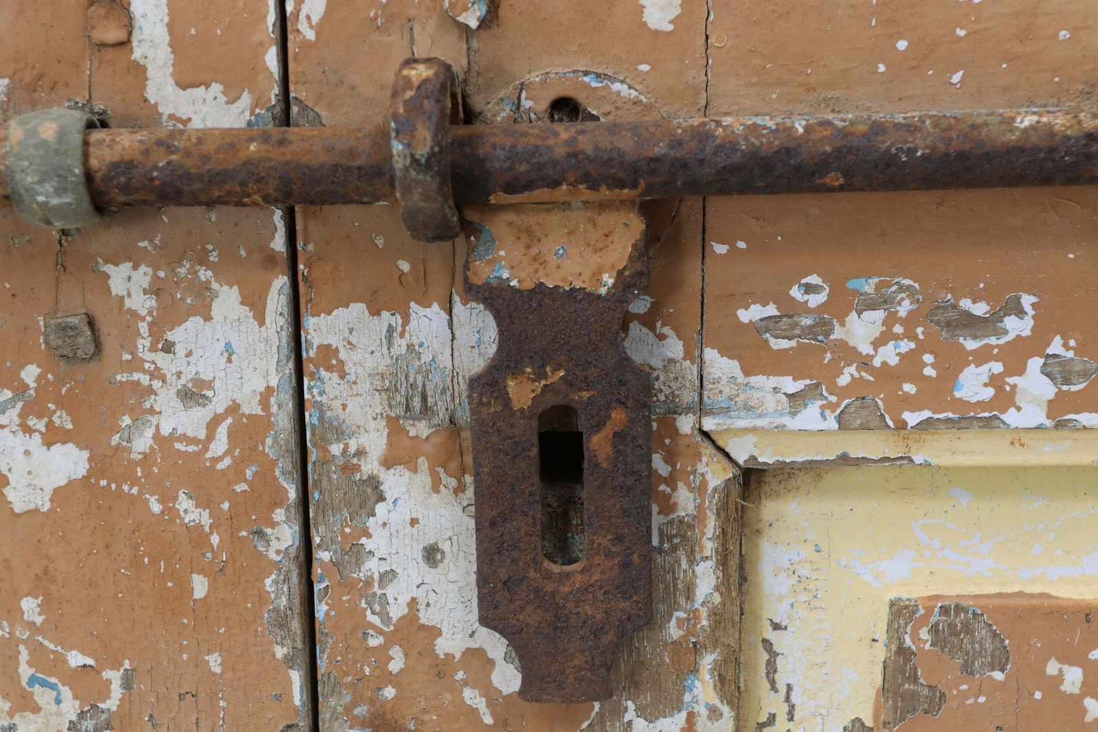 photo for sale Vintage Indian Jali Brown Painted Doors (9)