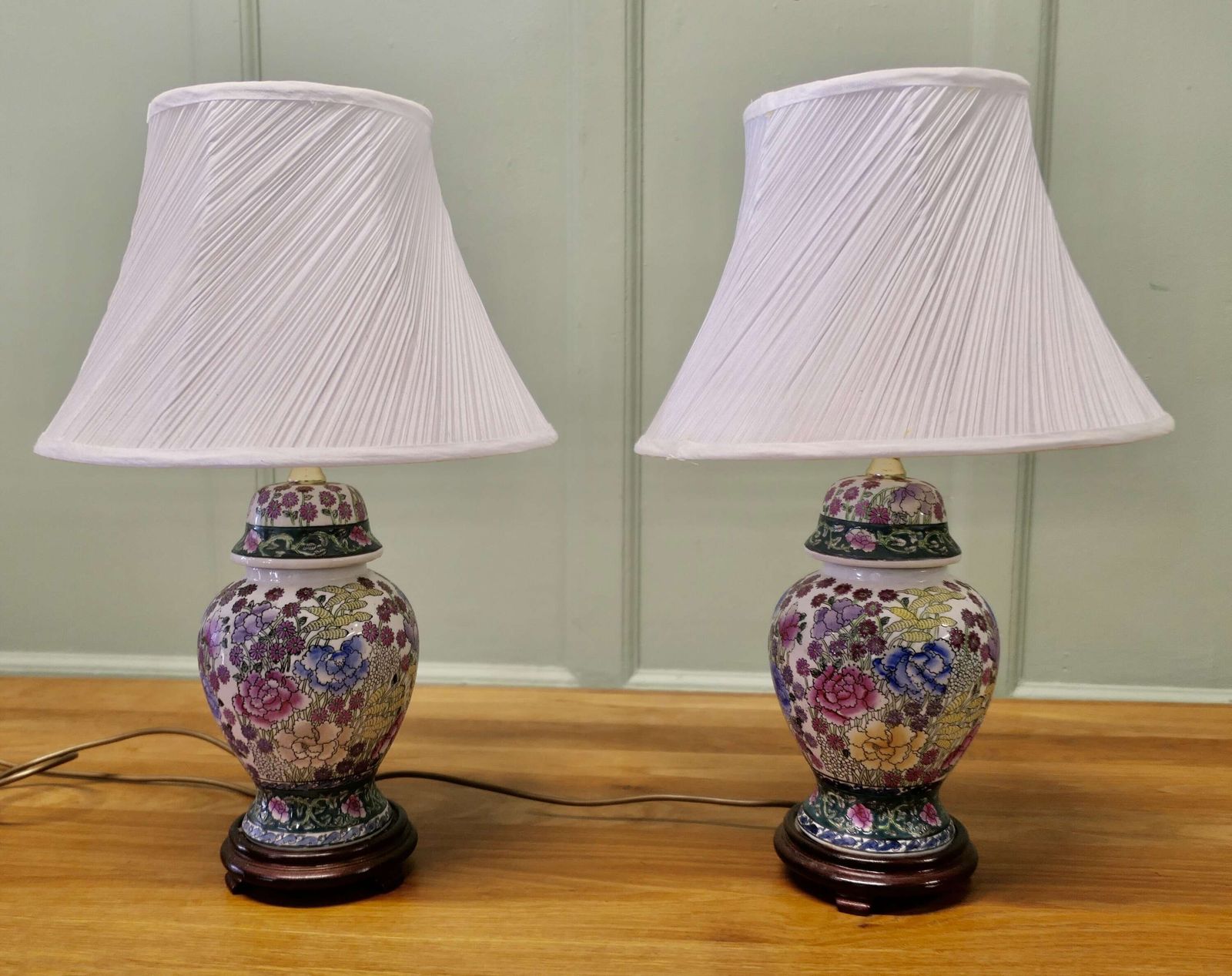 A Pair Of Famille Rose Vase Lamps photo vinterior