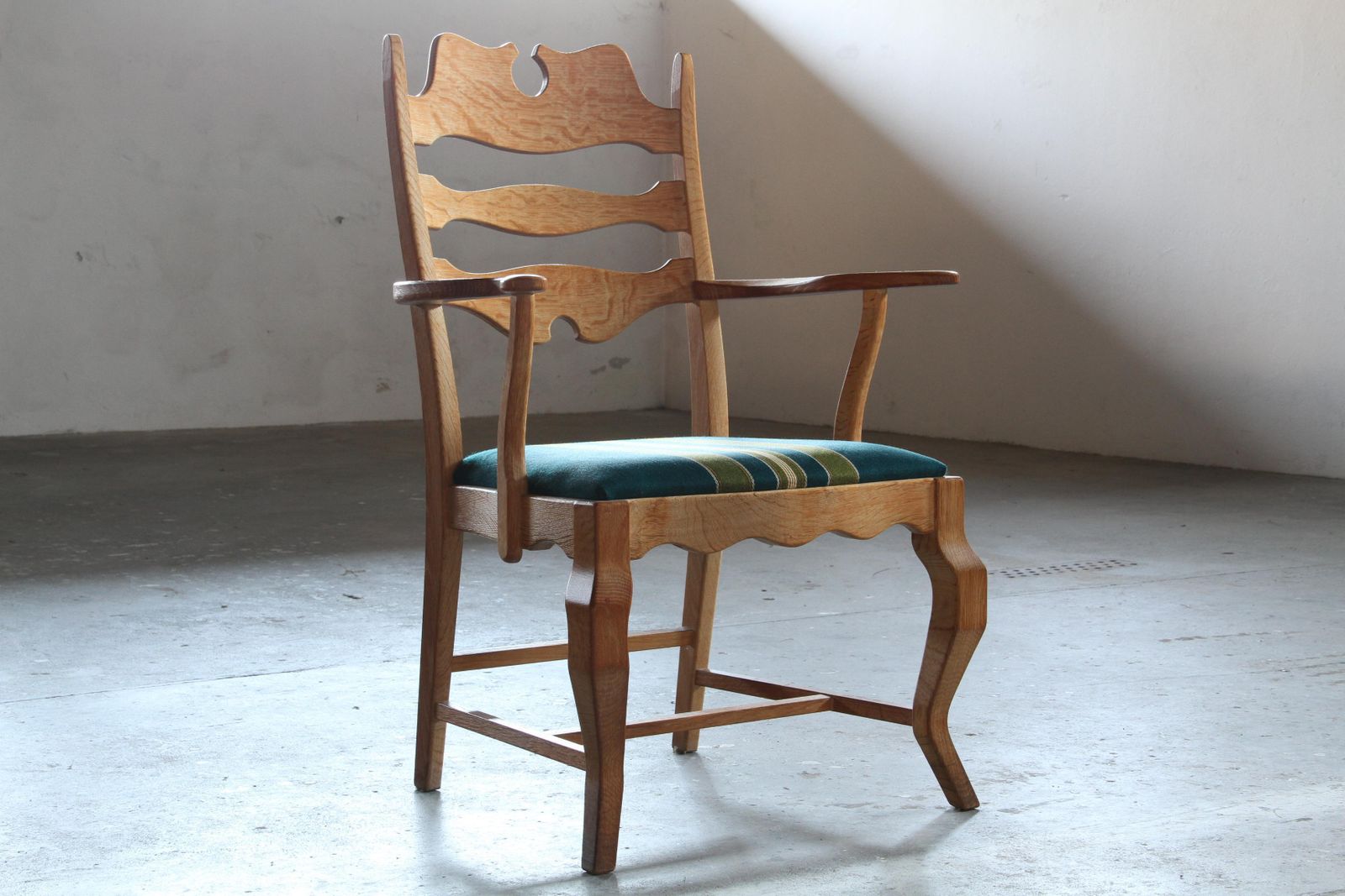 Pair Of Vintage Brutalist Oak Razorblade Armchairs By Henning Kjærnulf, 1960s photo vinterior