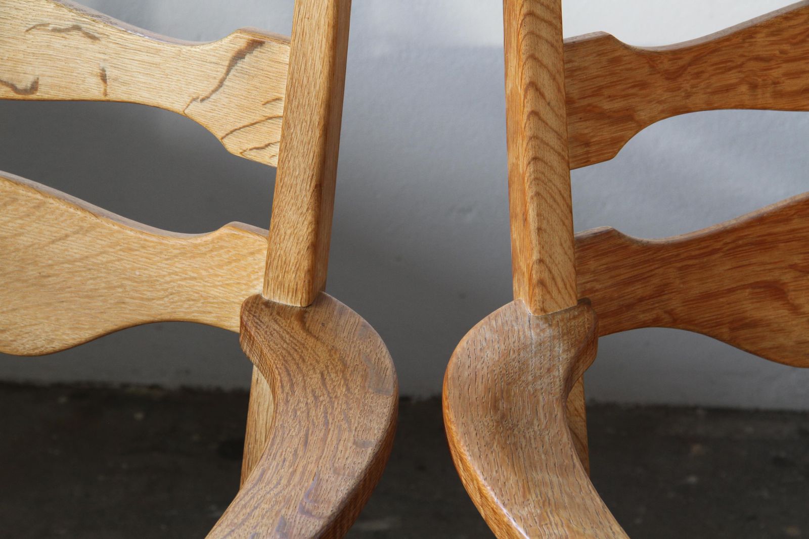 photo vinterior Pair Of Vintage Brutalist Oak Razorblade Armchairs By Henning Kjærnulf, 1960s