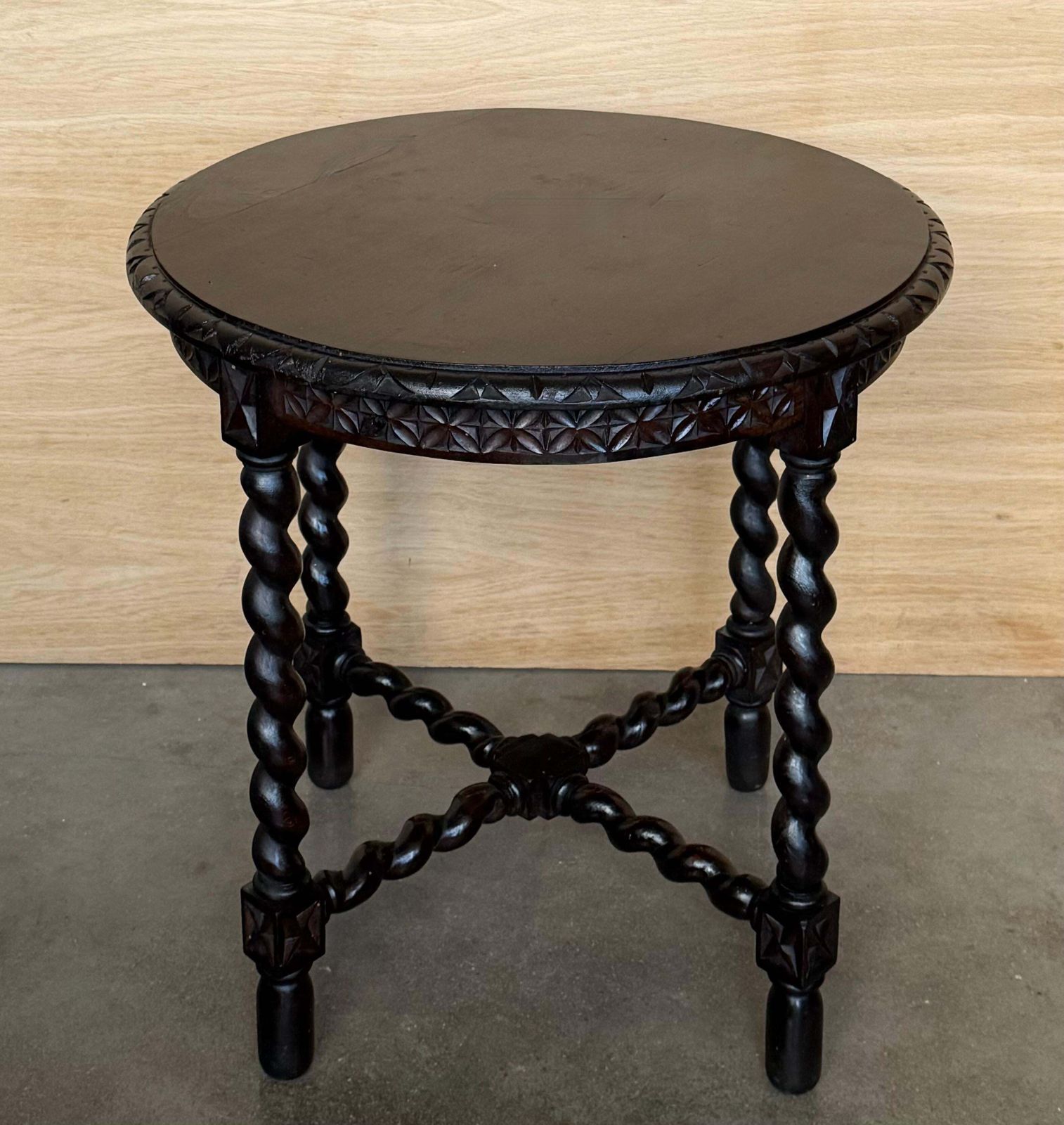 Table d'appoint espagnole en noyer, pieds salomoniques et bords biseautés, années 1900 photo for sale
