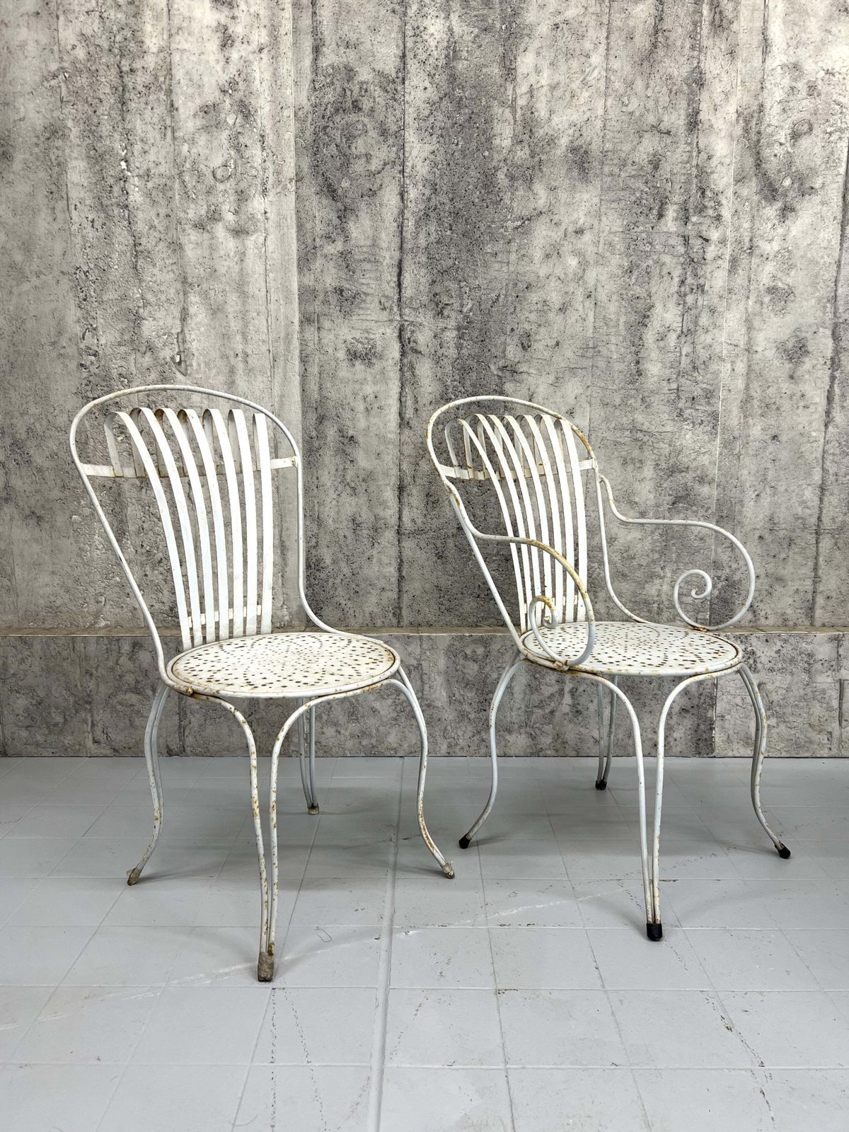 Set Lightest Grey Metal Garden 2 Chairs + 2 Carvers Plus Circular Table photo Garden Furniture
