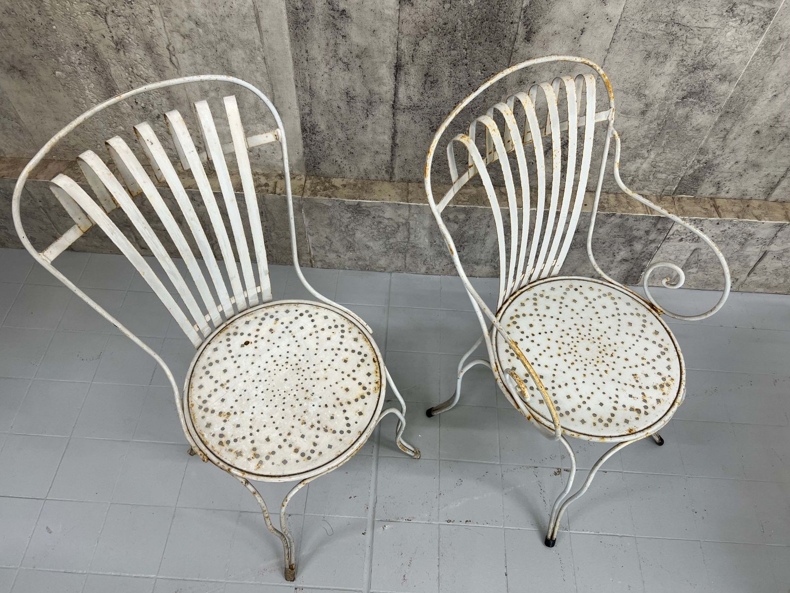Set Lightest Grey Metal Garden 2 Chairs + 2 Carvers Plus Circular Table photo 695.0