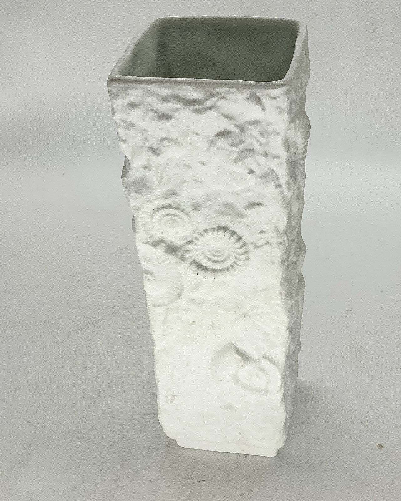 Ak Kaiser Op Art Fossil Vase Matt White Porcelin Bavaria German Mcm 24cm 60s photo furniture