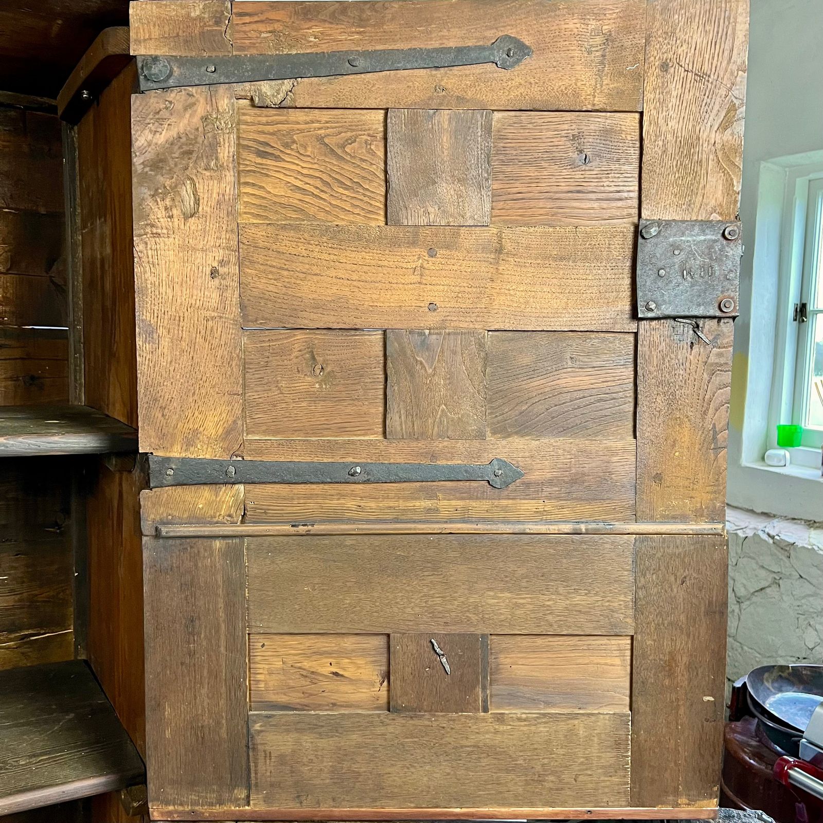 photo vinterior 17th Century Spanish Oak And Pine Painted Housekeeper’s/ Linen Press Cupboard