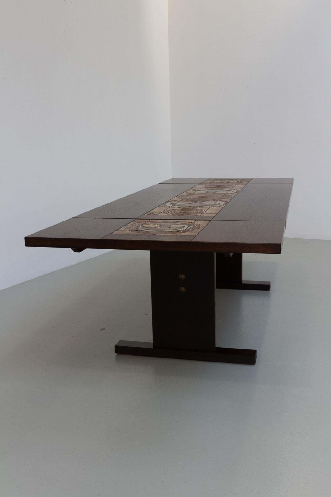 photo vintage Danish Brutalist Oak Drop Leaf Dining Table With Ox Art Tiles By Gangso, 1970s.