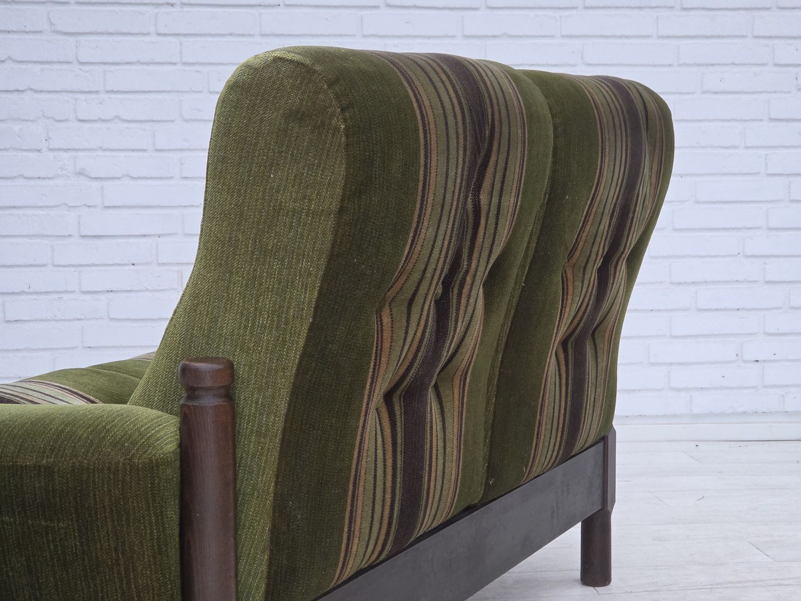 photo vintage 1970s, Scandinavian 2 Seater Sofa, Green Furniture Velour, Beech Wood.