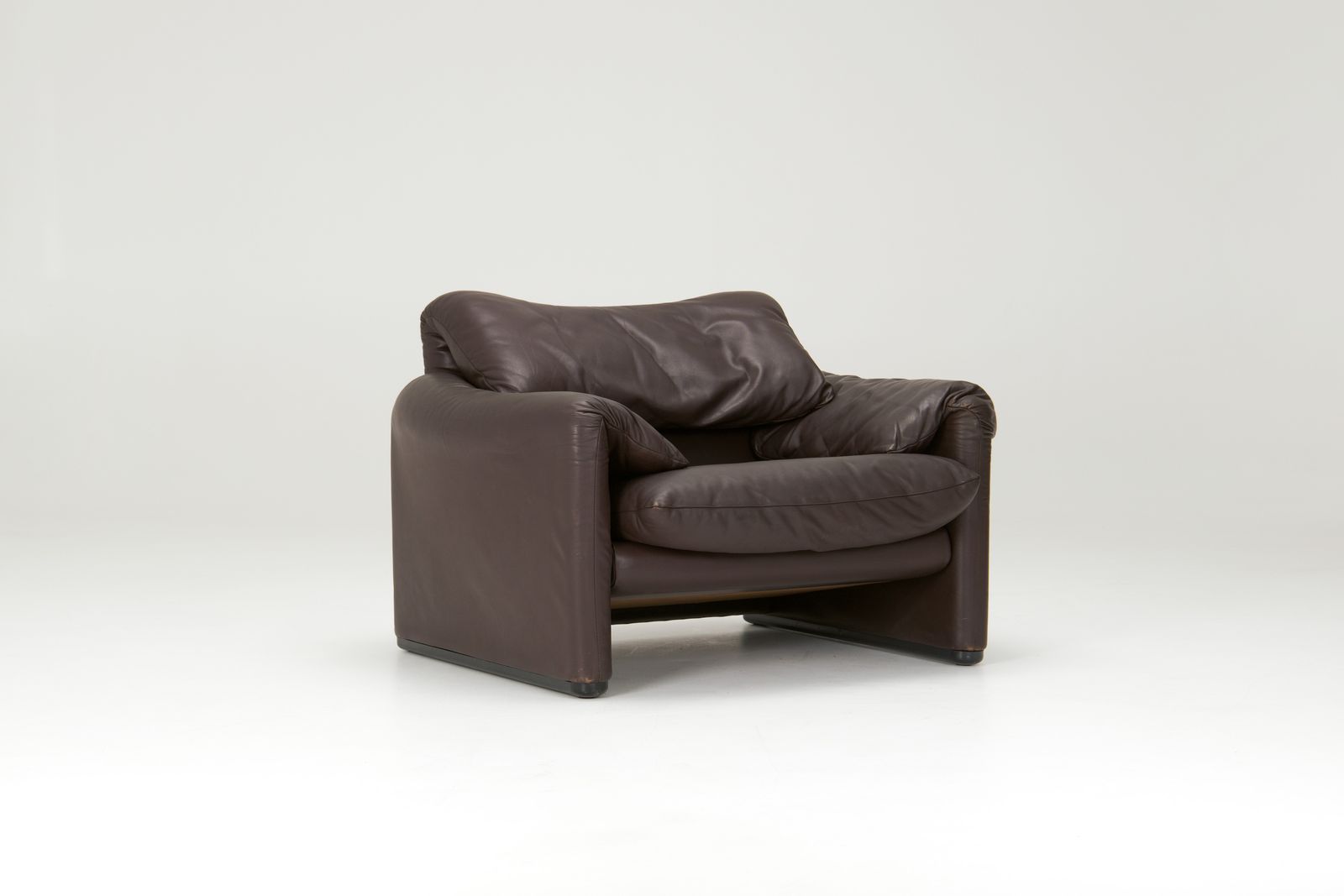 'Maralunga' Armchair   Vico Magistretti photo furniture